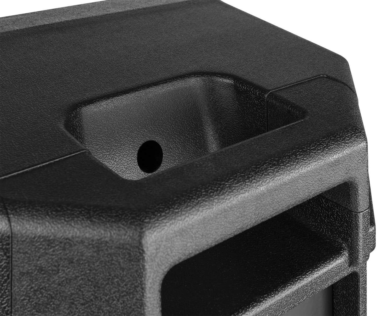 Caja negra con asa empotrada y agujero.