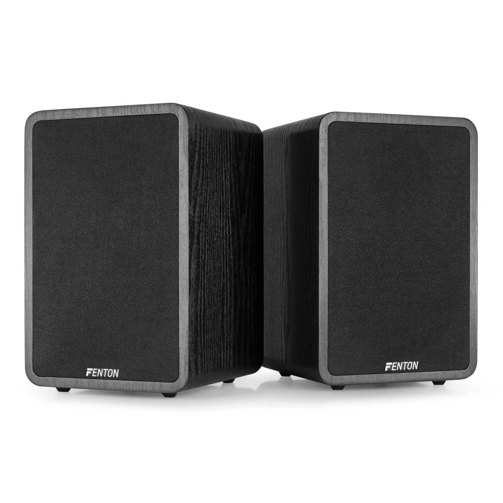 Dos altavoces negros con veta de madera y borde gris se alzan uno al lado del otro.