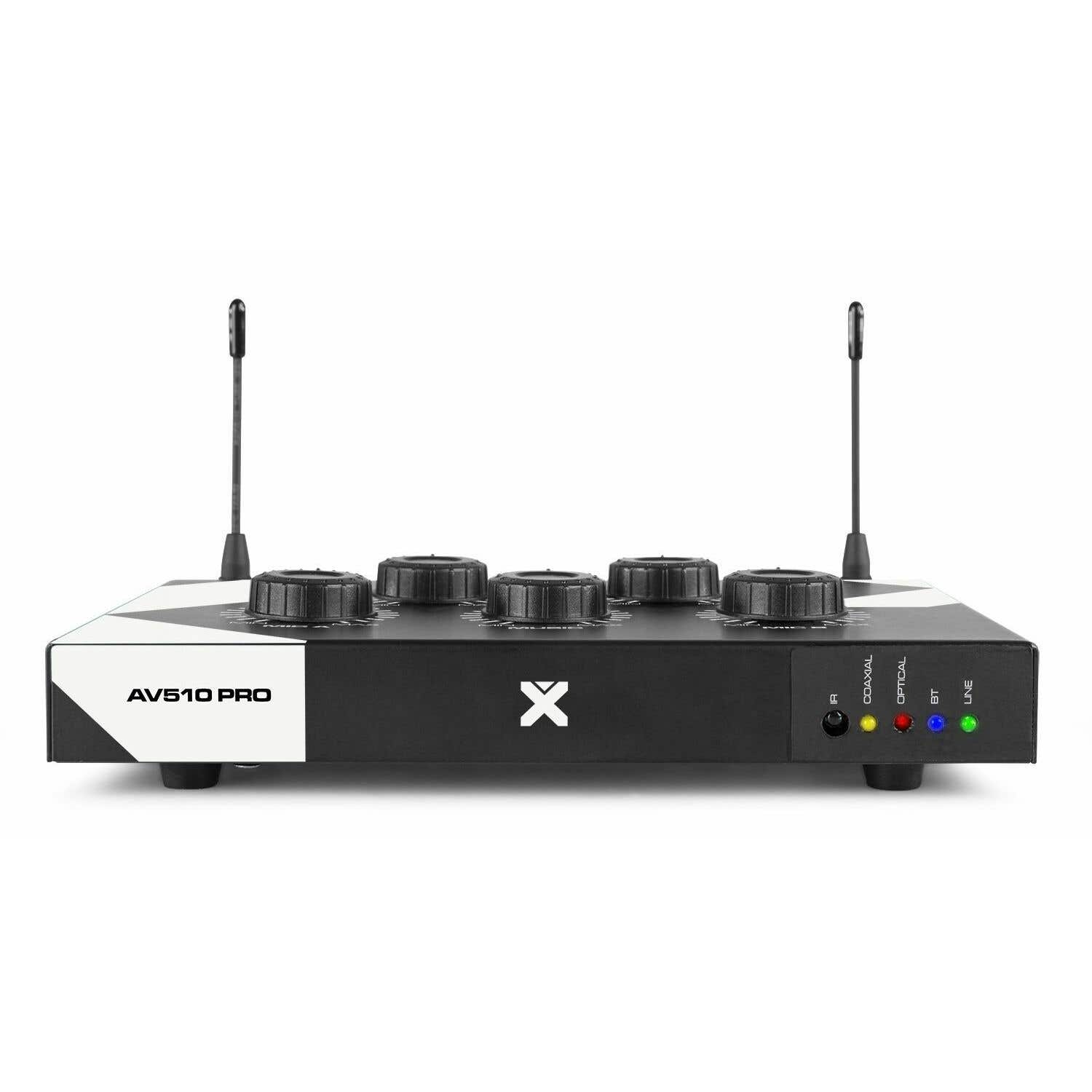 Un dispositivo de audio negro con perillas y antenas sobre fondo blanco.