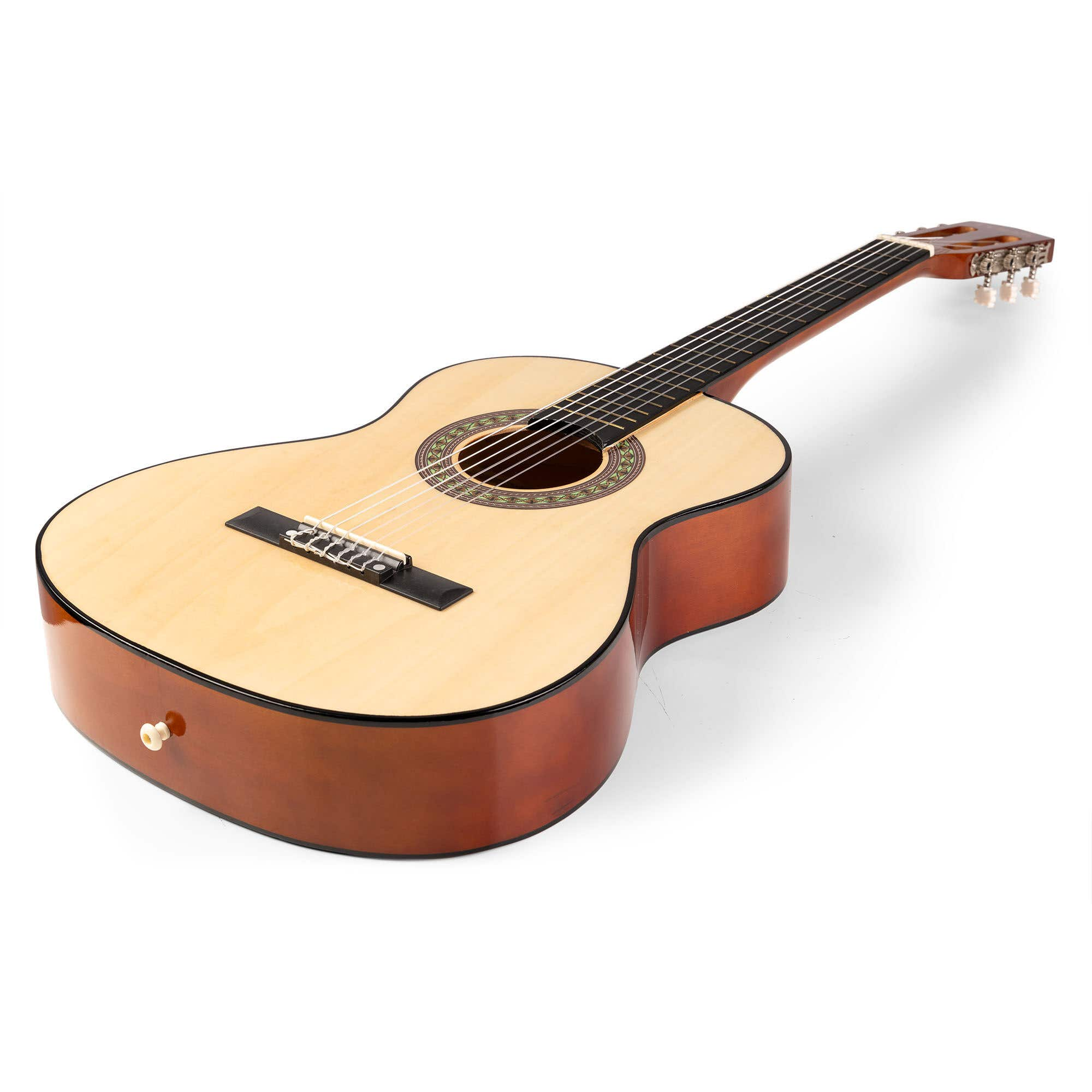 Een klassieke gitaar met een licht houten body en bruine zijkanten op een witte achtergrond.