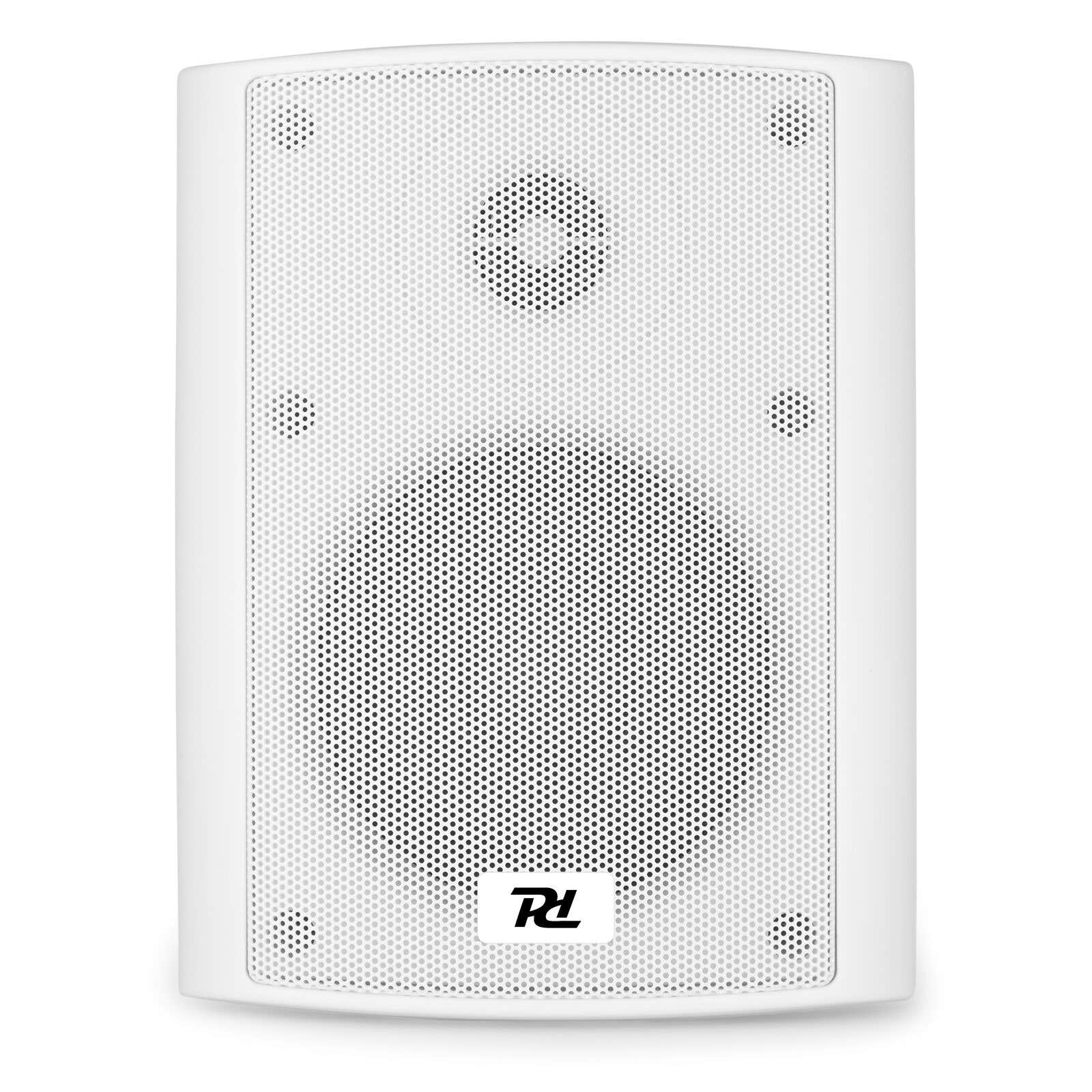 Altavoz blanco de pared con rejilla perforada y logo abajo.
