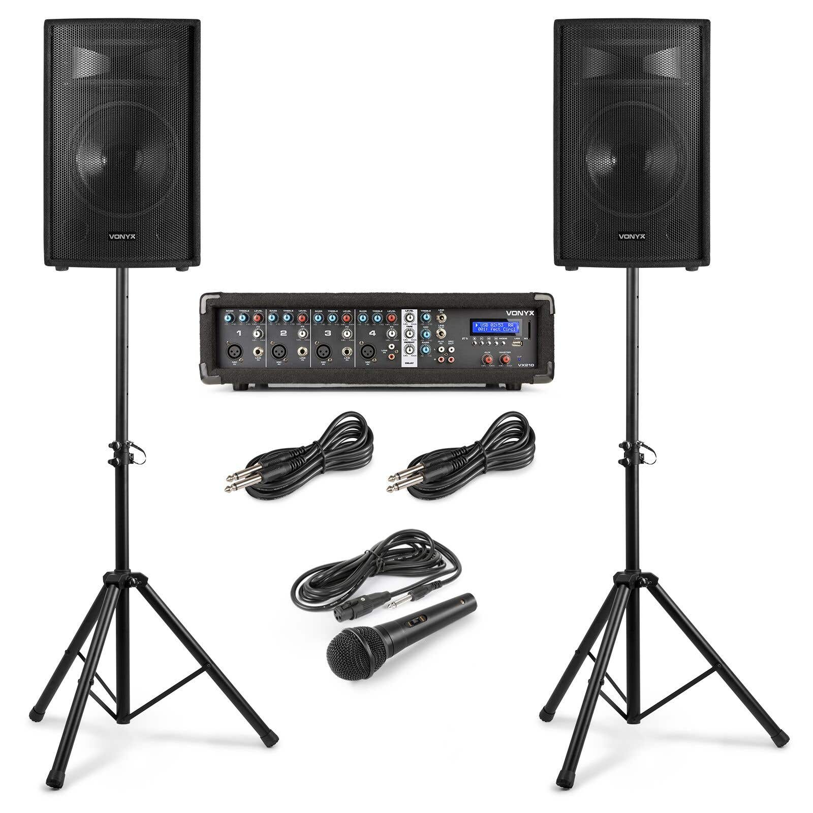 Dos altavoces Vonyx sobre soportes, un mezclador, cables y un micrófono.