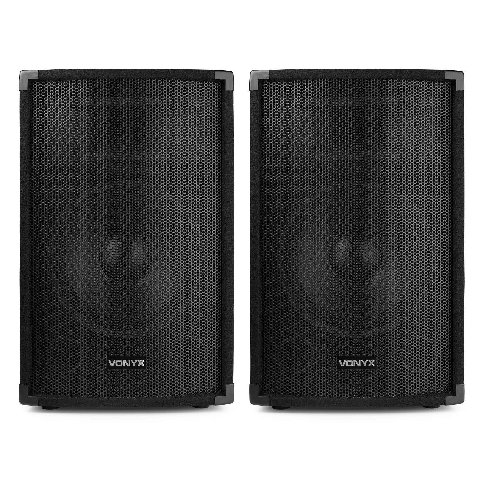 Dos altavoces Vonyx negros uno al lado del otro sobre fondo blanco.