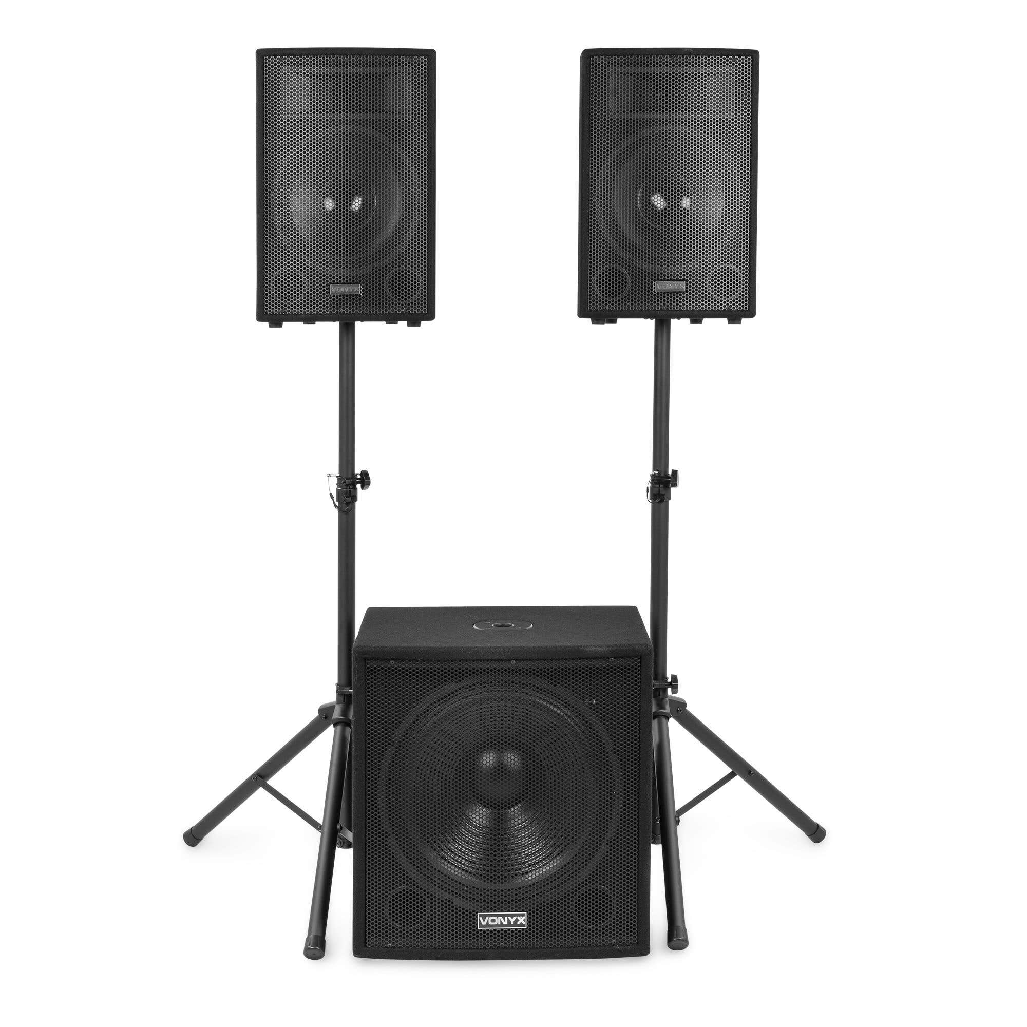 Dos altavoces negros sobre soportes encima de un subwoofer.