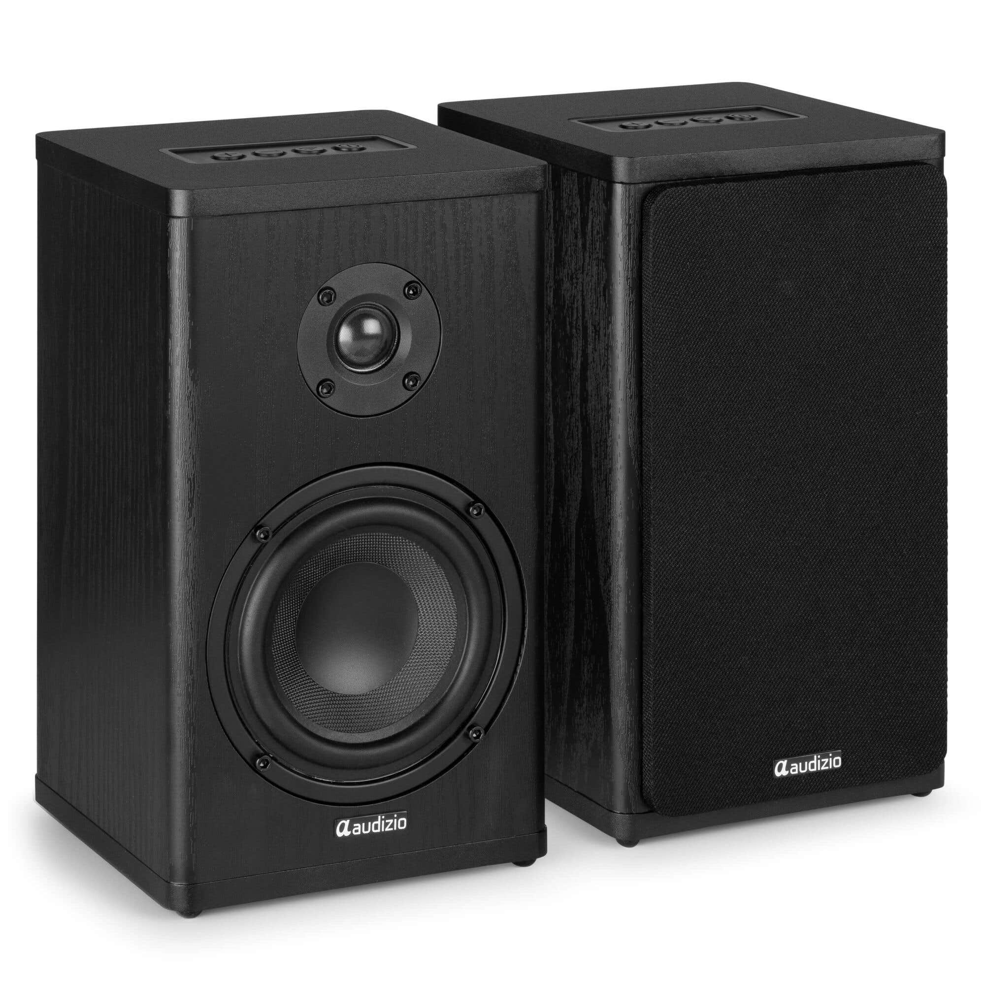 Dos altavoces negros Audizio con acabado de veta de madera. Uno muestra el woofer y tweeter.