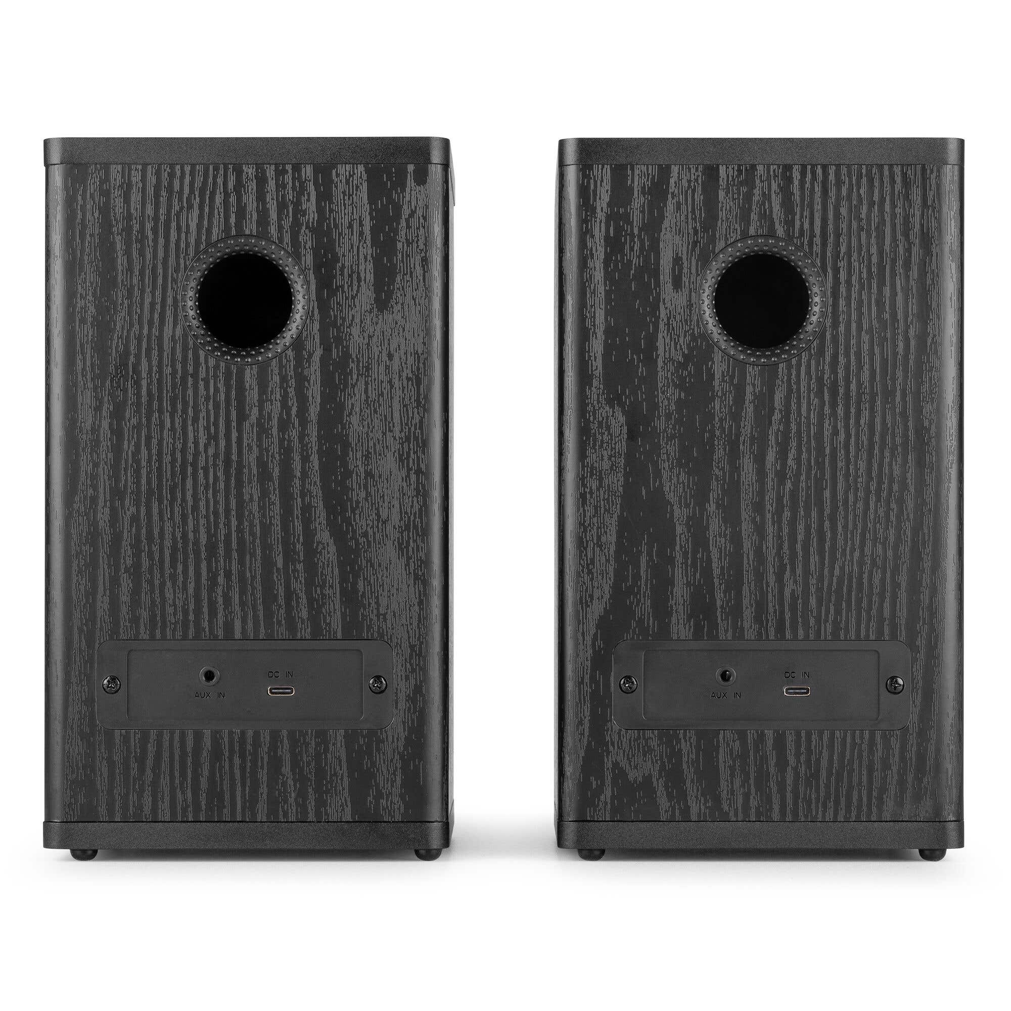 Dos altavoces negros con veta de madera, vista trasera con puertos.