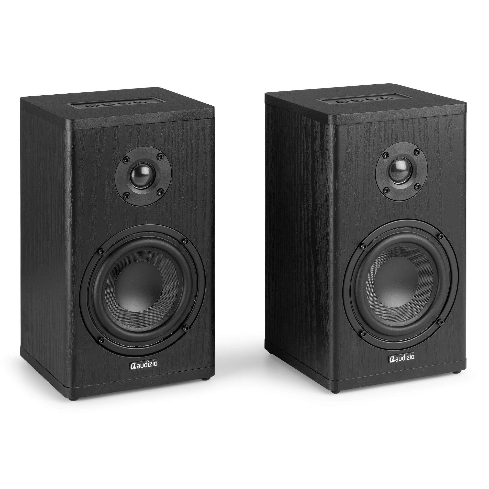 Dos altavoces negros Audizio de estantería con acabado de madera, uno al lado del otro.