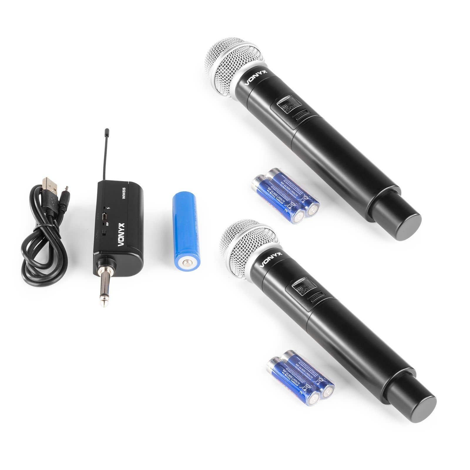 Dos micrófonos negros, receptor, cable, batería y dos pilas AA.