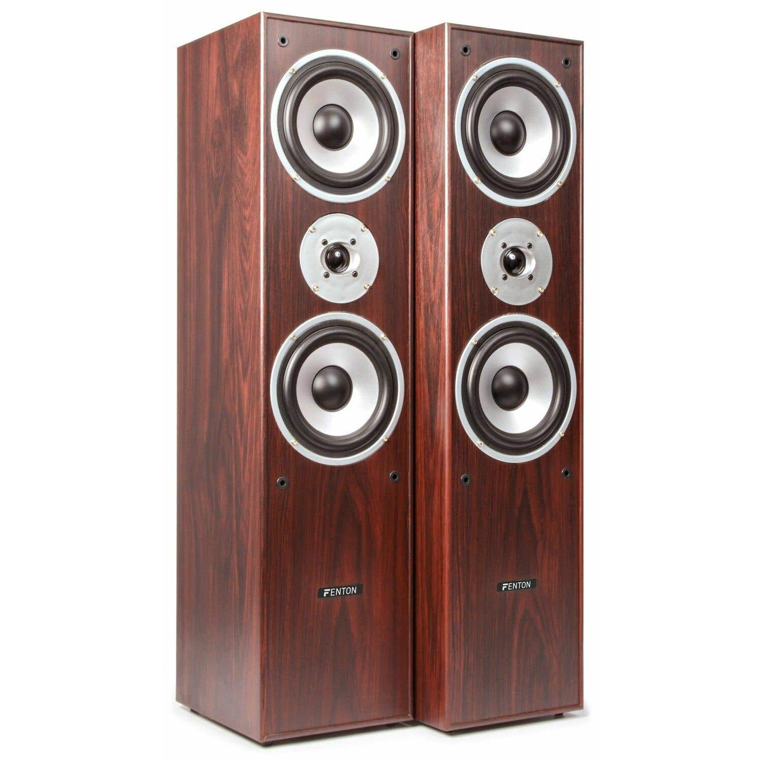 Dos altavoces marrones con detalles plateados y conos negros.