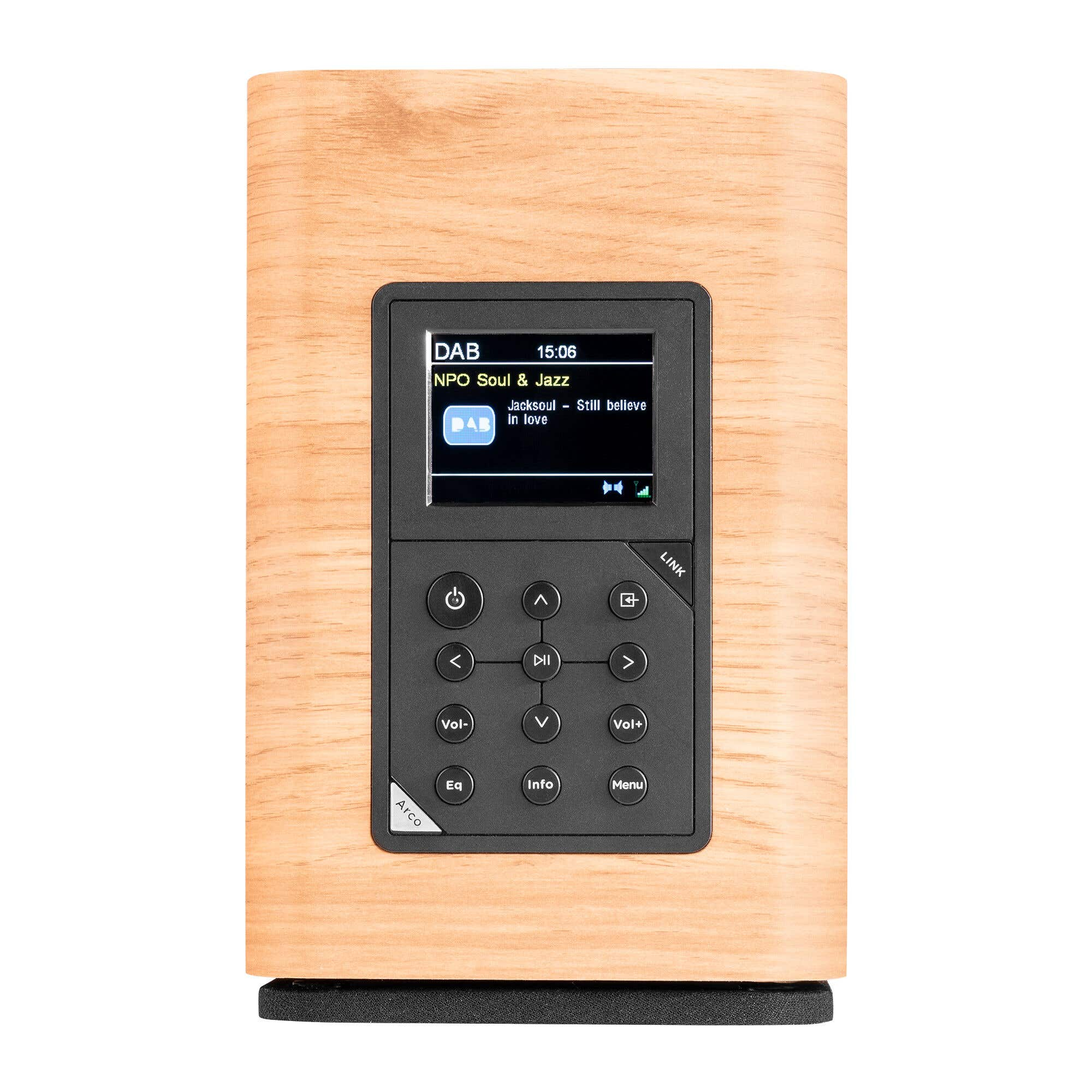 Radio de madera con panel de control negro y pantalla DAB. Muestra emisora y título.