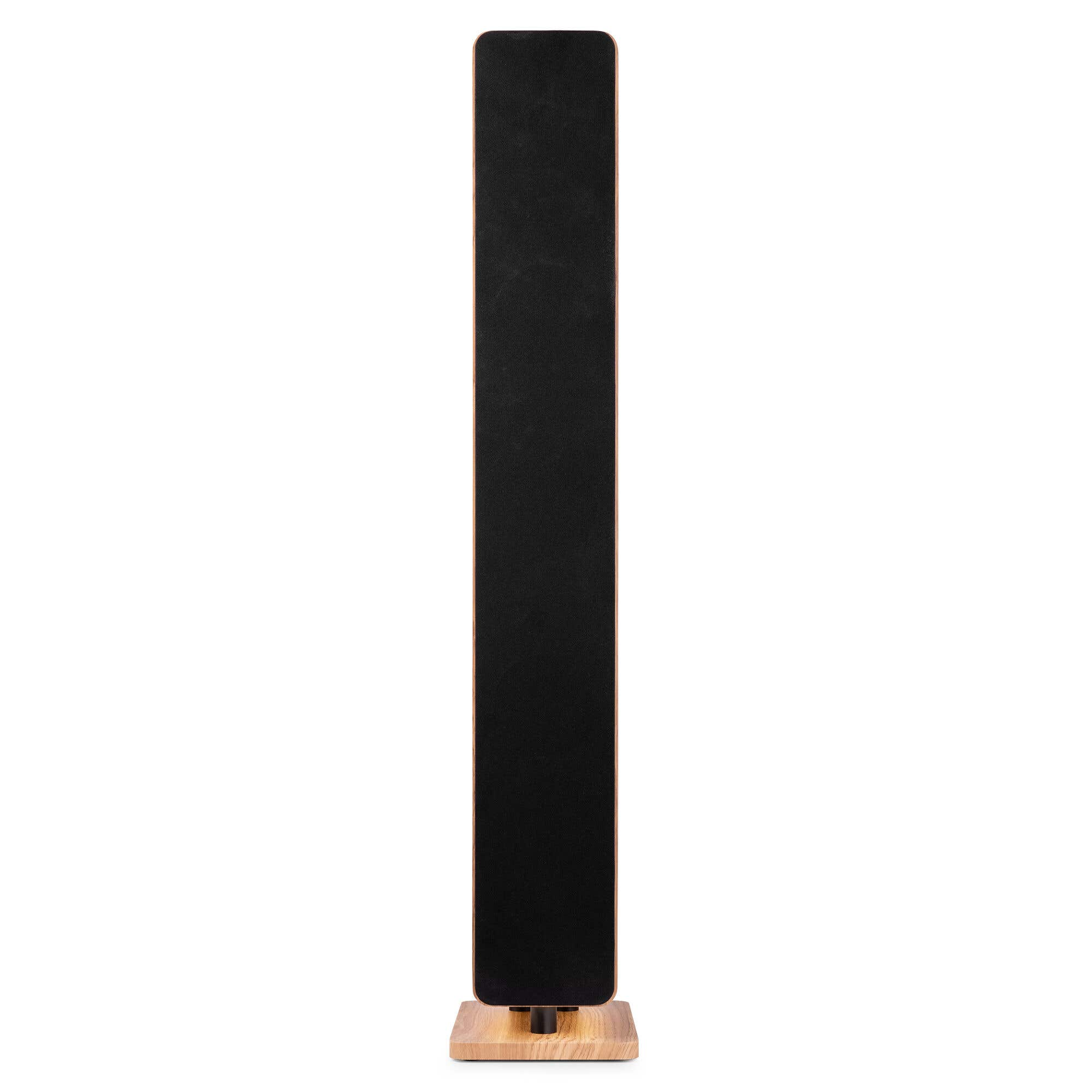 Un altavoz negro, alto y delgado con marco de madera se apoya en una base de madera.