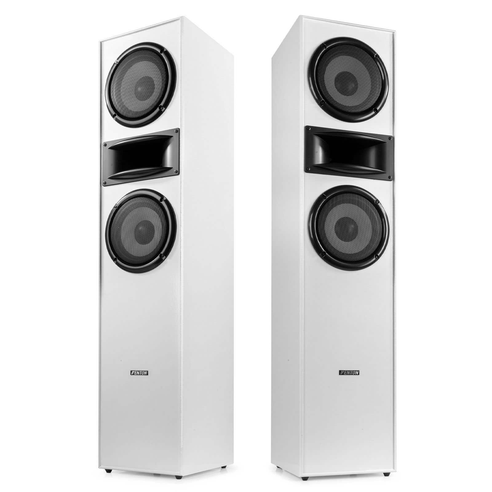 Dos altavoces blancos de torre con conos negros y un tweeter de bocina central.