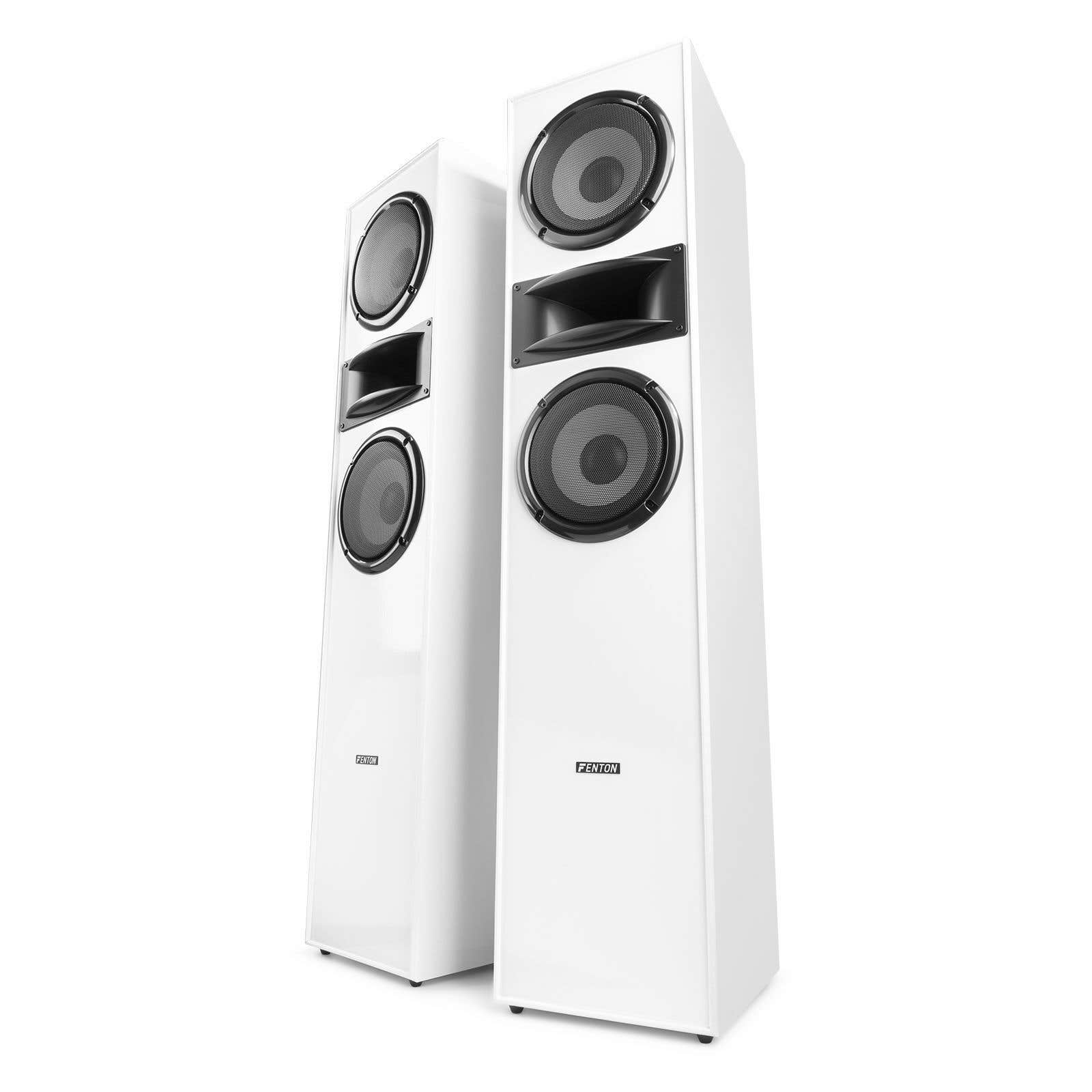 Dos altavoces Fenton blancos con rejillas negras y un driver de medios de bocina.
