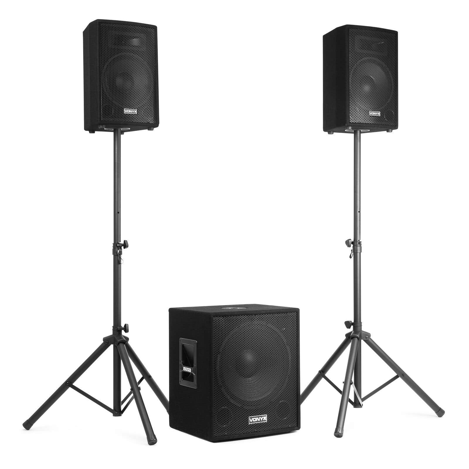 Dos altavoces negros sobre soportes y un subwoofer.