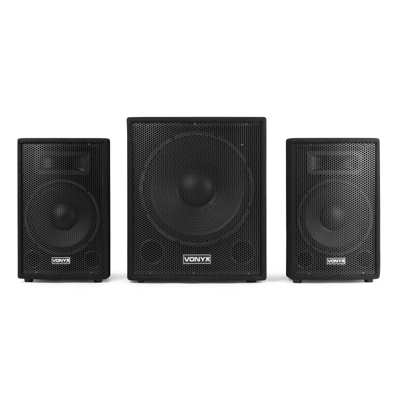 Tres altavoces negros de diferentes tamaños sobre fondo blanco.