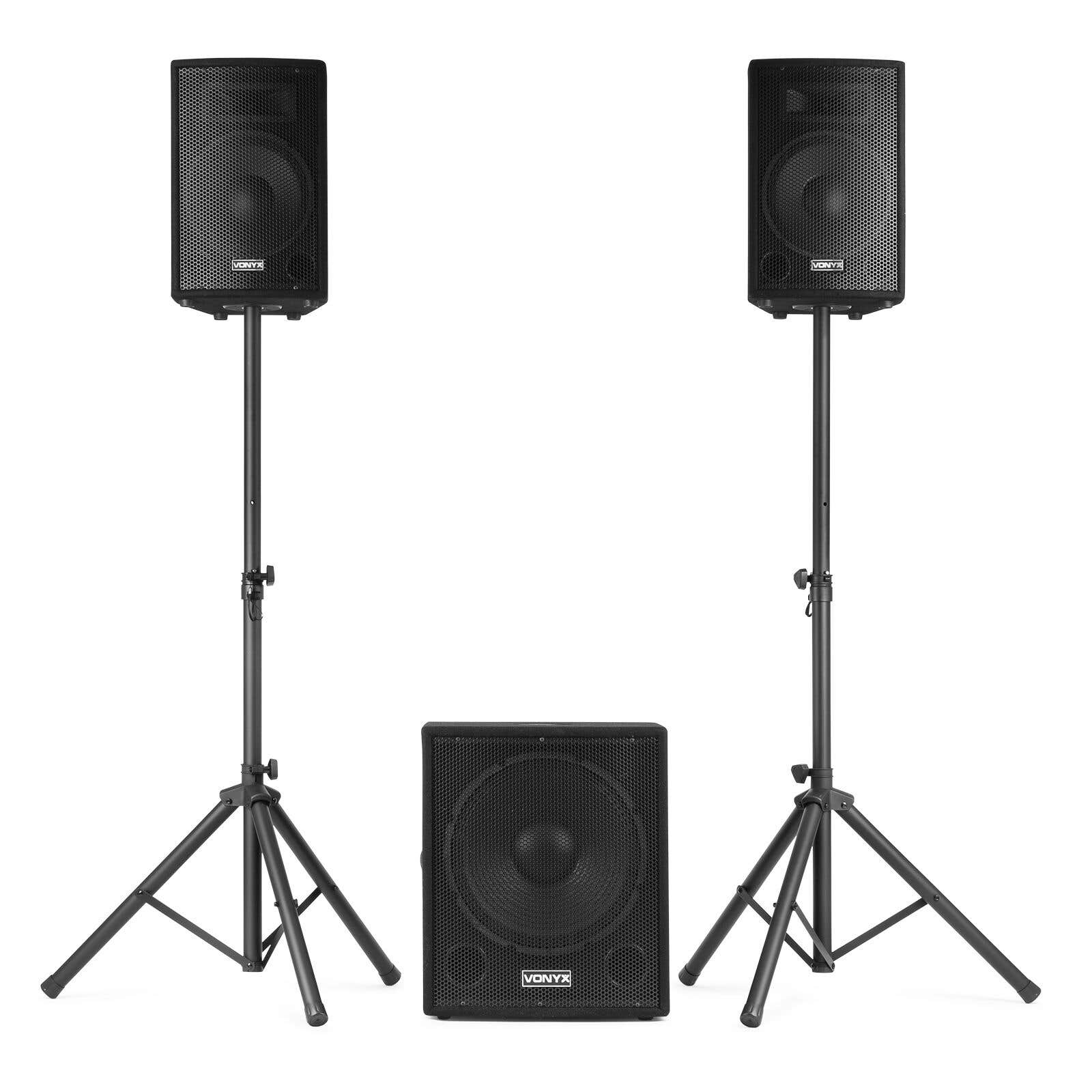 Dos altavoces negros sobre soportes y un subwoofer.