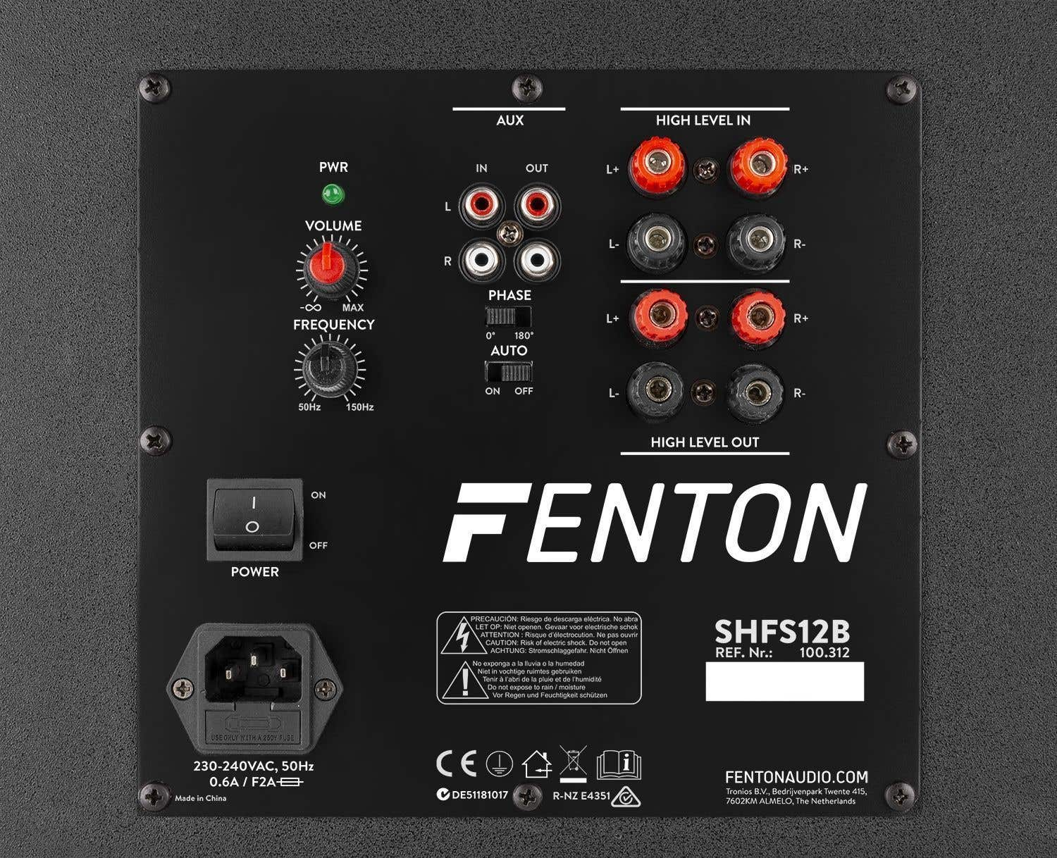 Panel trasero de un subwoofer FENTON SHFS12B con conexiones, perillas e interruptor.