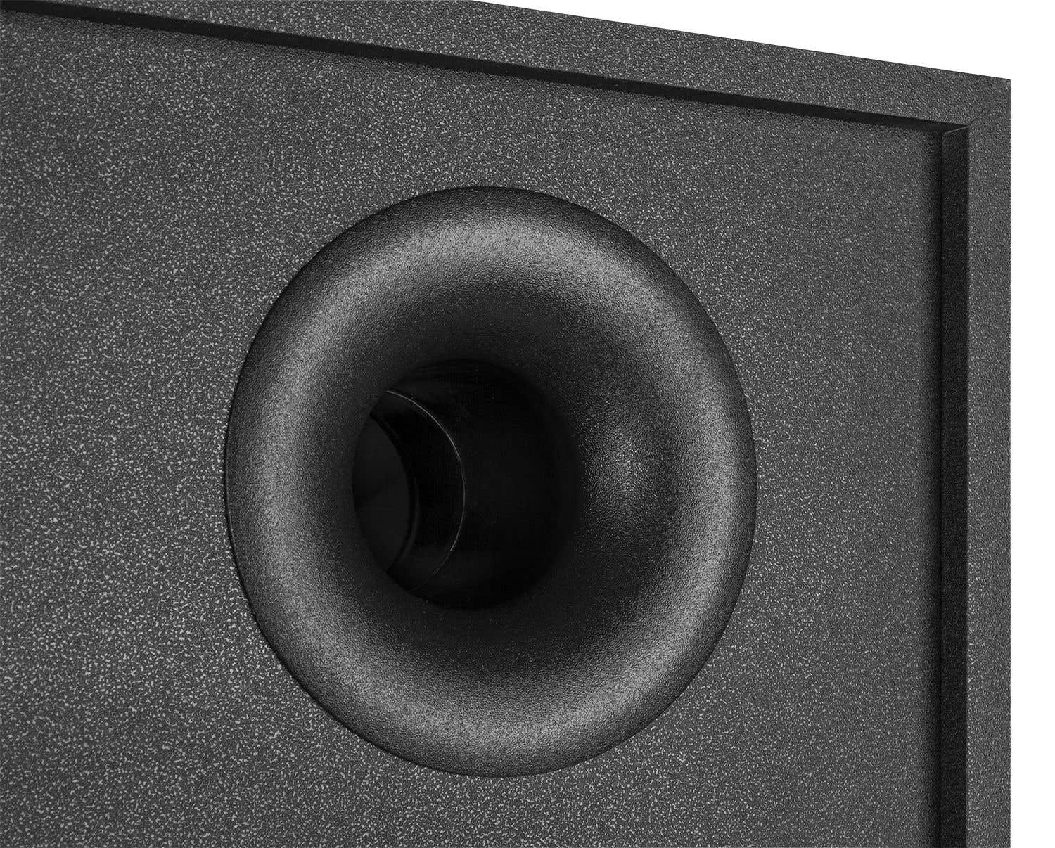 Puerto bass reflex negro en una caja de altavoz texturizada.