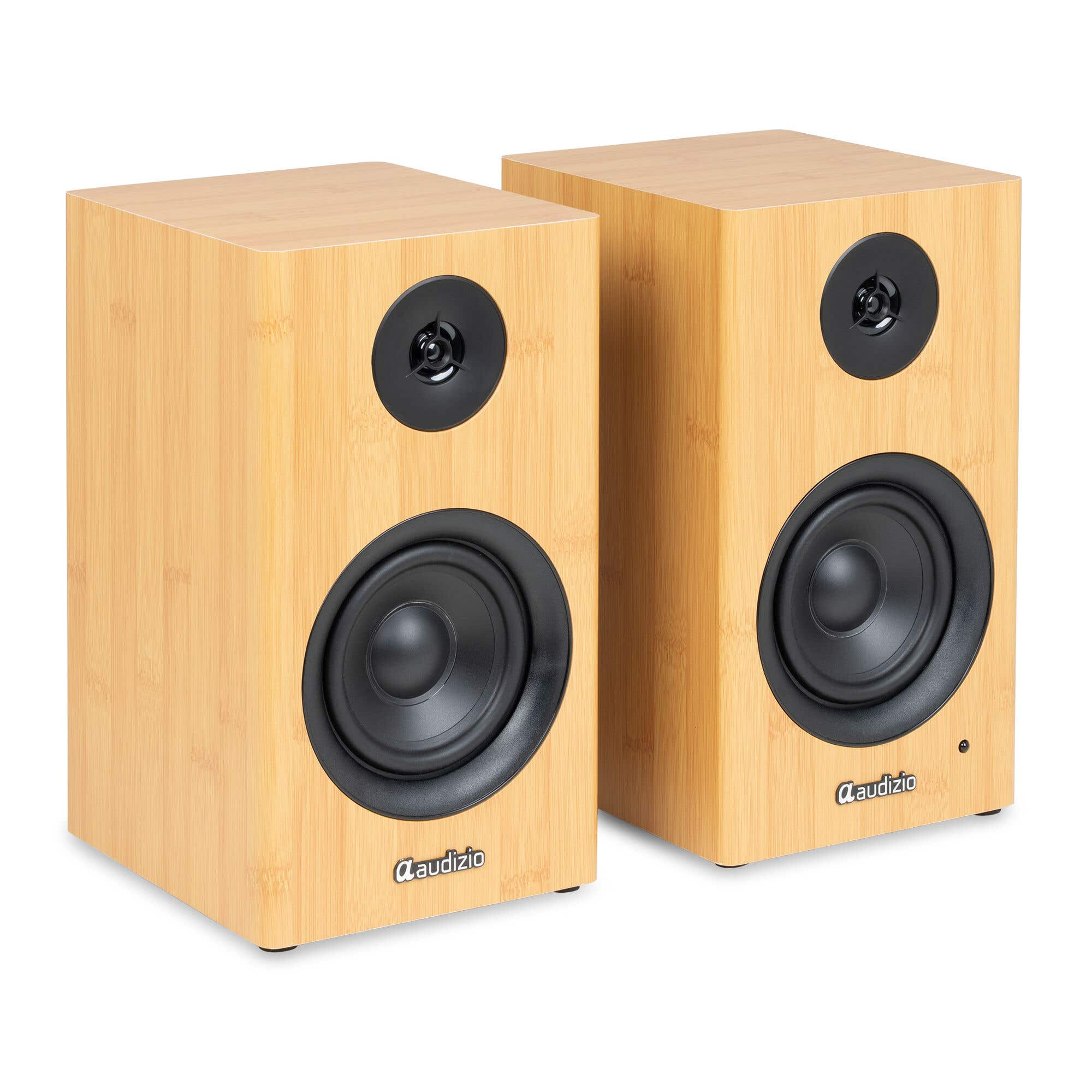 Dos altavoces de caja de madera marrón con woofers y tweeters negros.