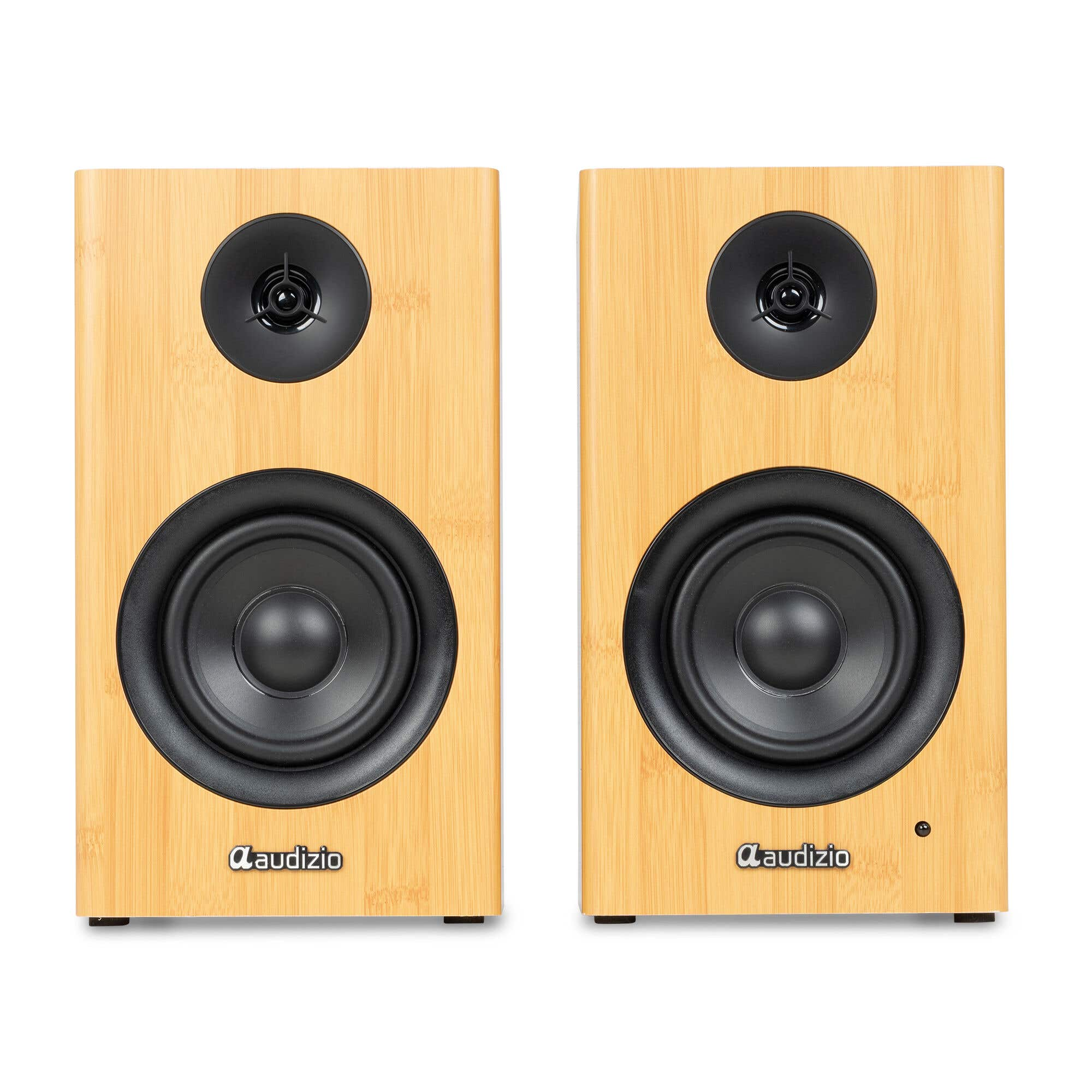 Dos altavoces marrones con conos y tweeters negros. Logo frontal.