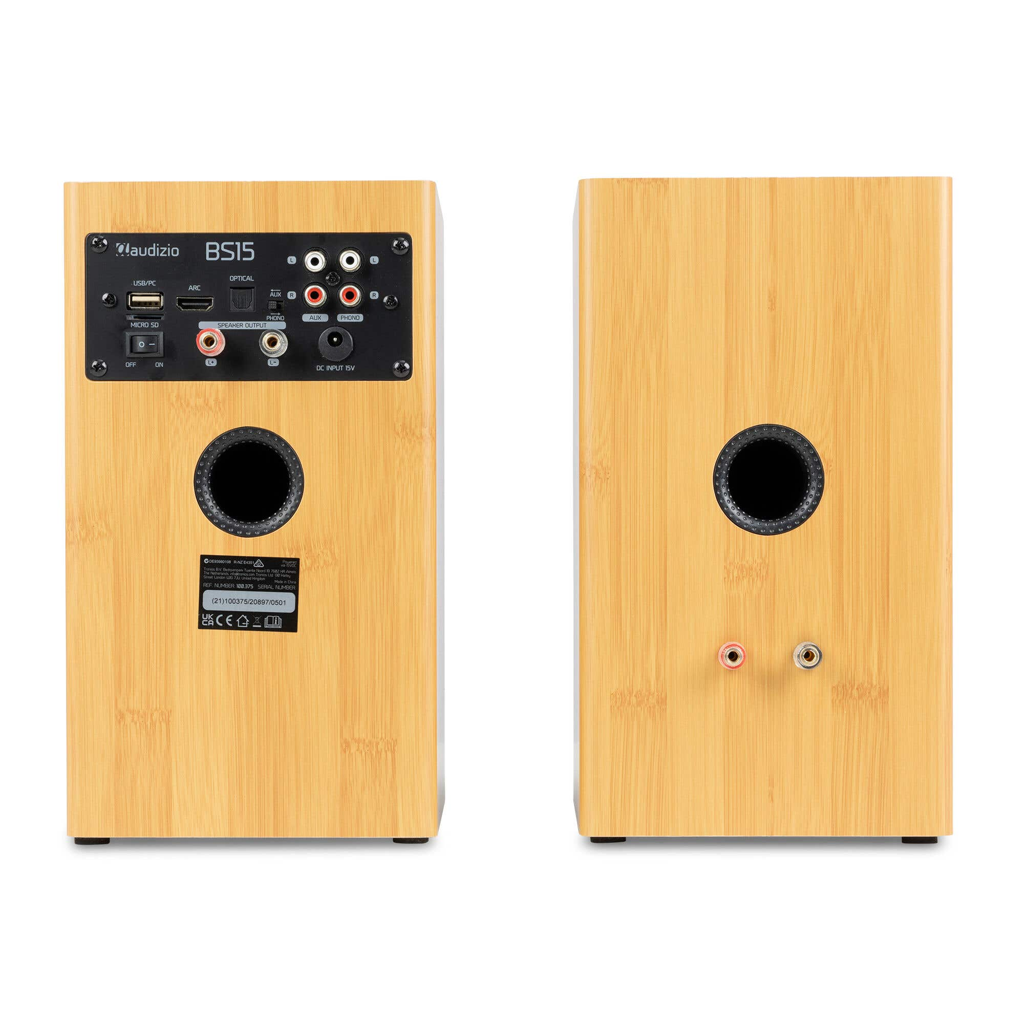 Dos altavoces con acabado de madera con conexiones y salidas en la parte trasera.