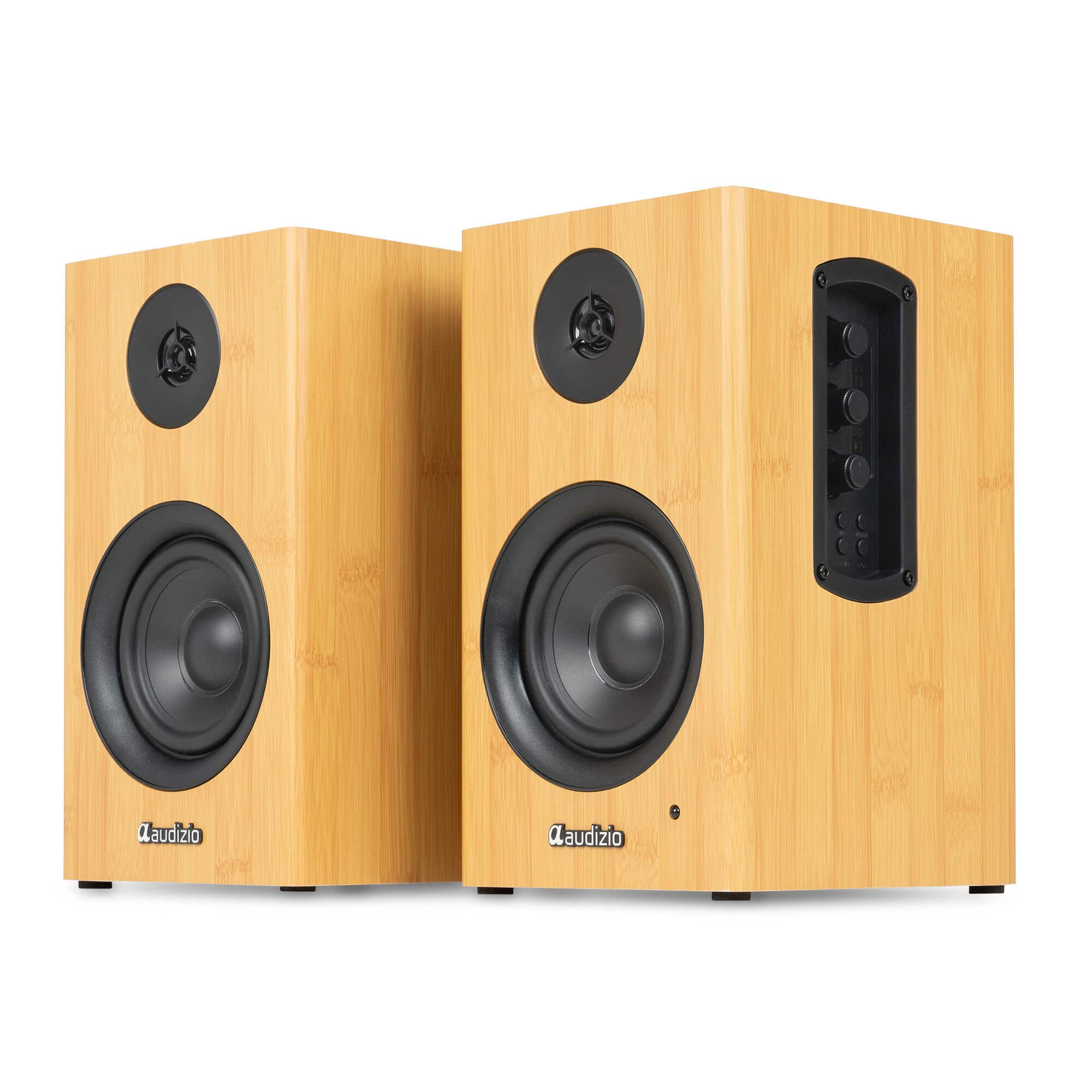 Dos altavoces de madera con woofers y tweeters negros sobre fondo blanco.