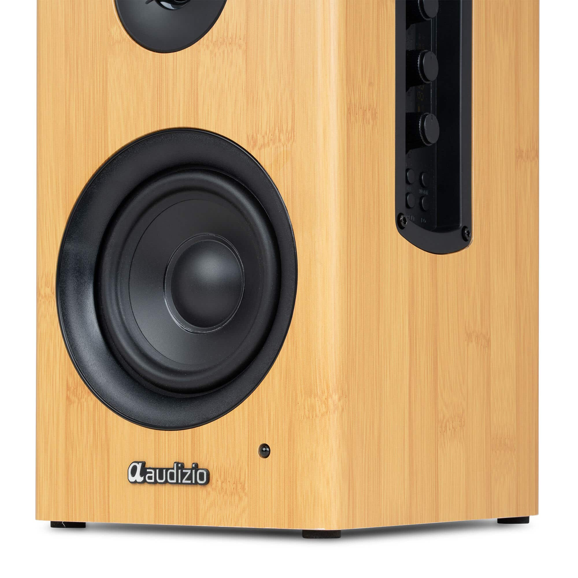 Un altavoz con acabado de madera y perillas de control negras.