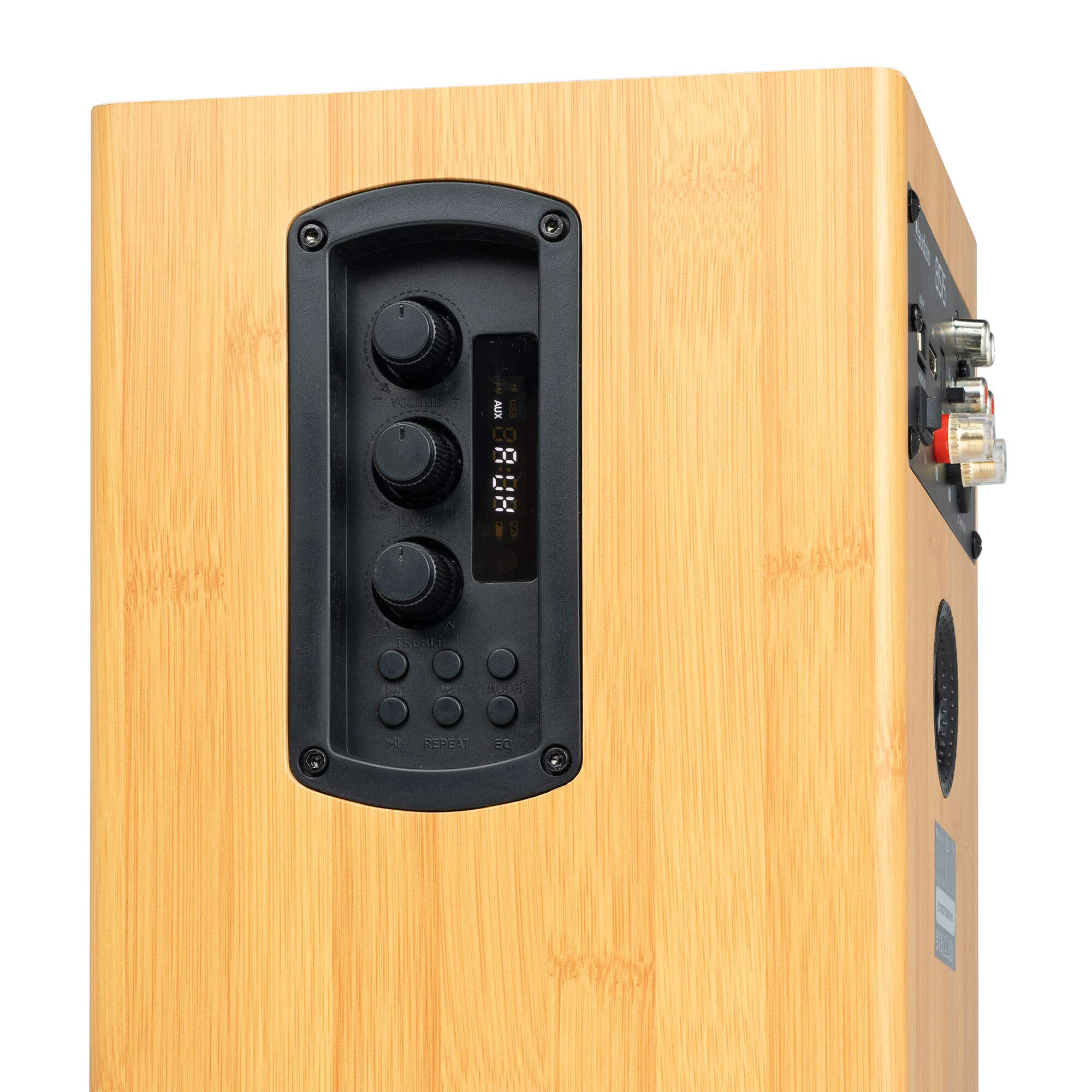 Altavoz de madera con panel de control negro, con perillas de volumen, graves y agudos.