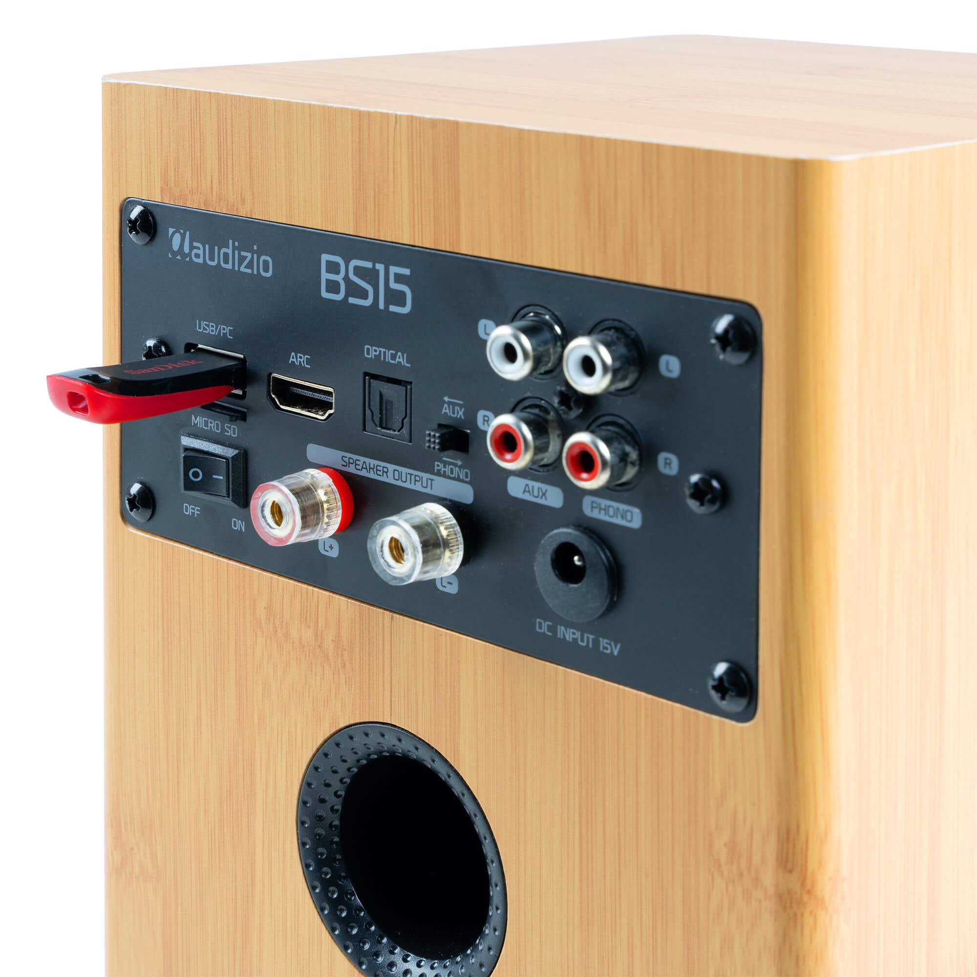 Parte trasera de una caja de madera con puertos: USB, HDMI, óptico, RCA, entrada CC.