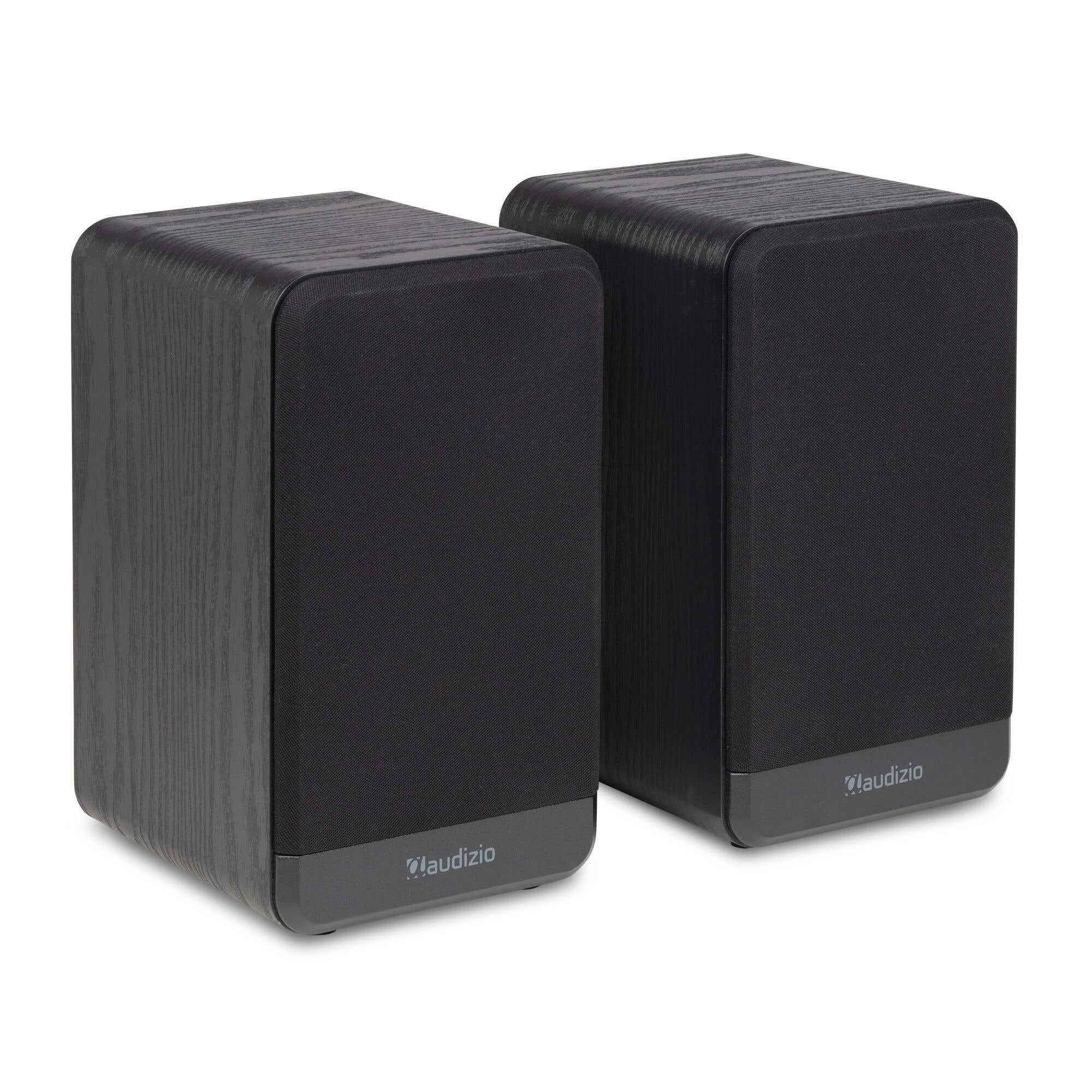 Dos altavoces negros con veta de madera se alzan uno al lado del otro.