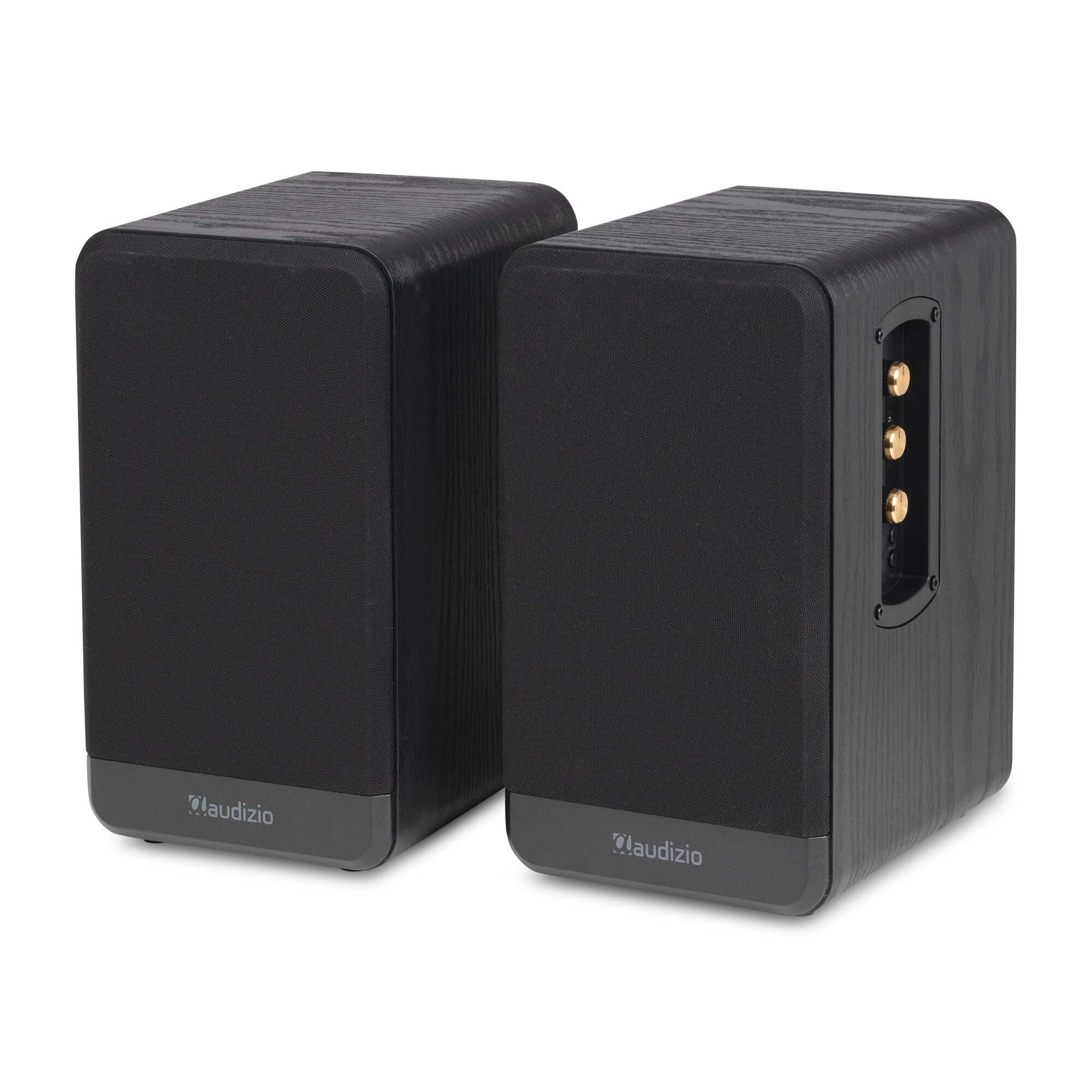 Dos altavoces negros con veta de madera y conectores plateados.