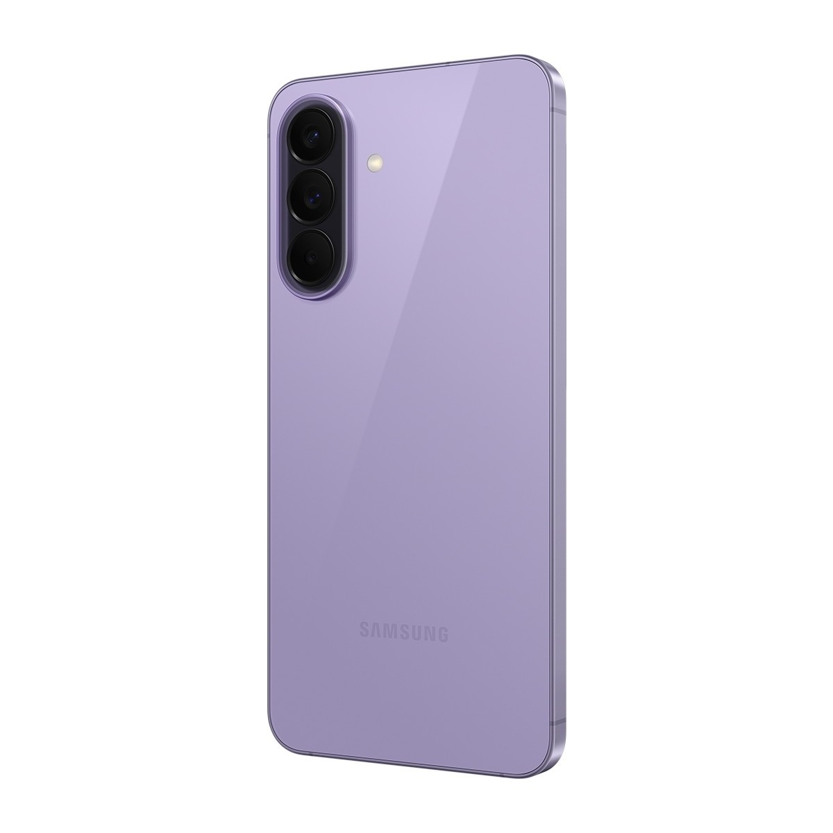 Beyaz arka plan üzerinde üç kamerası ve flaşı olan mor Samsung akıllı telefon.