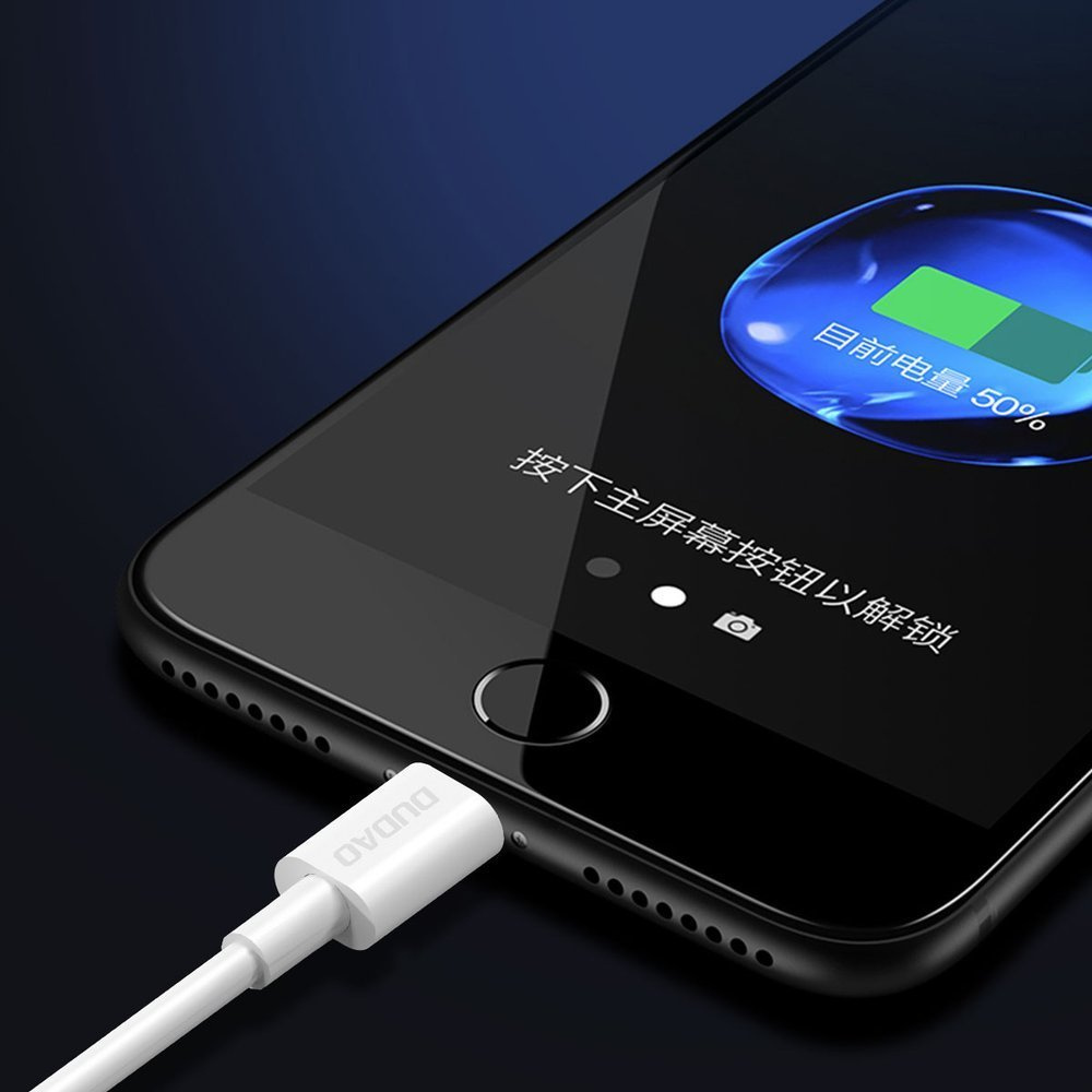 Un cavo di ricarica bianco è collegato a uno smartphone nero. Lo schermo mostra il 50% di carica.
