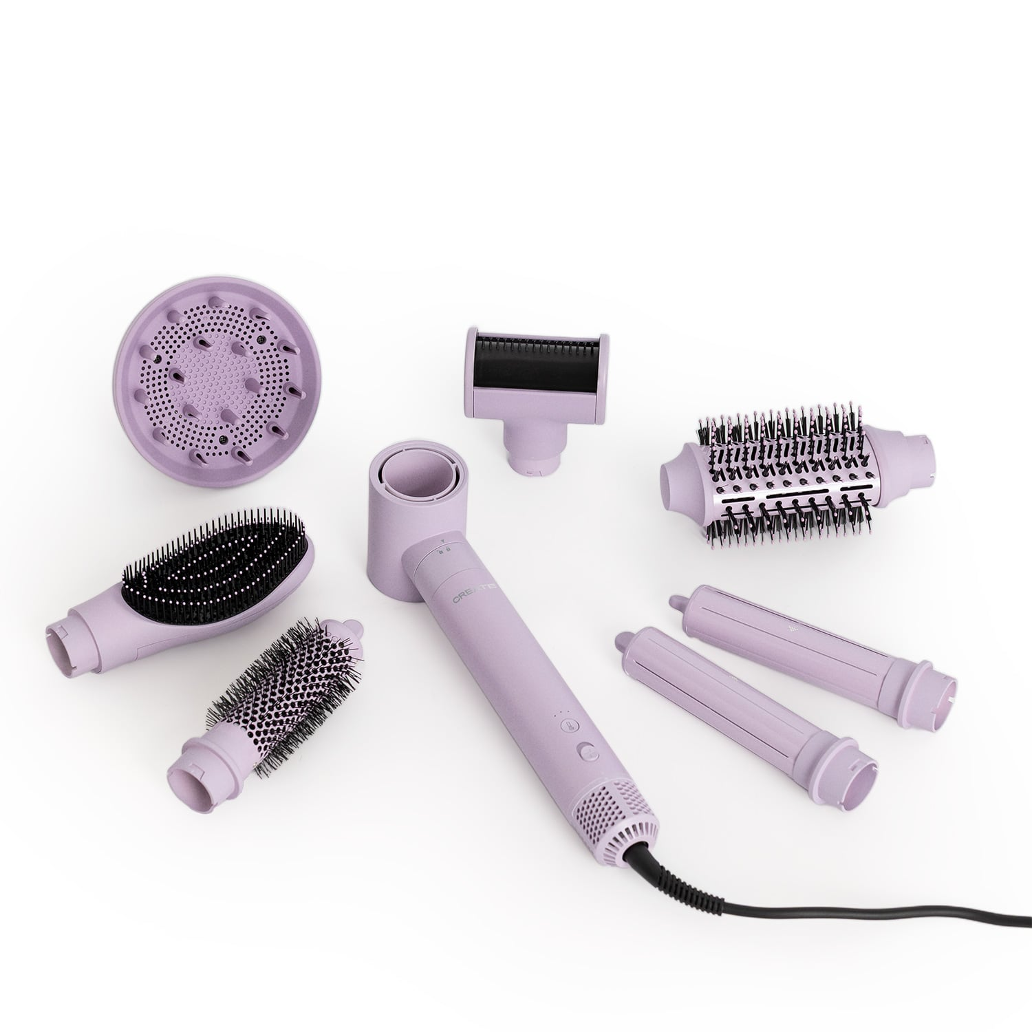Set de secador de pelo morado con accesorios: difusor, cepillos y rodillos. Aislado.