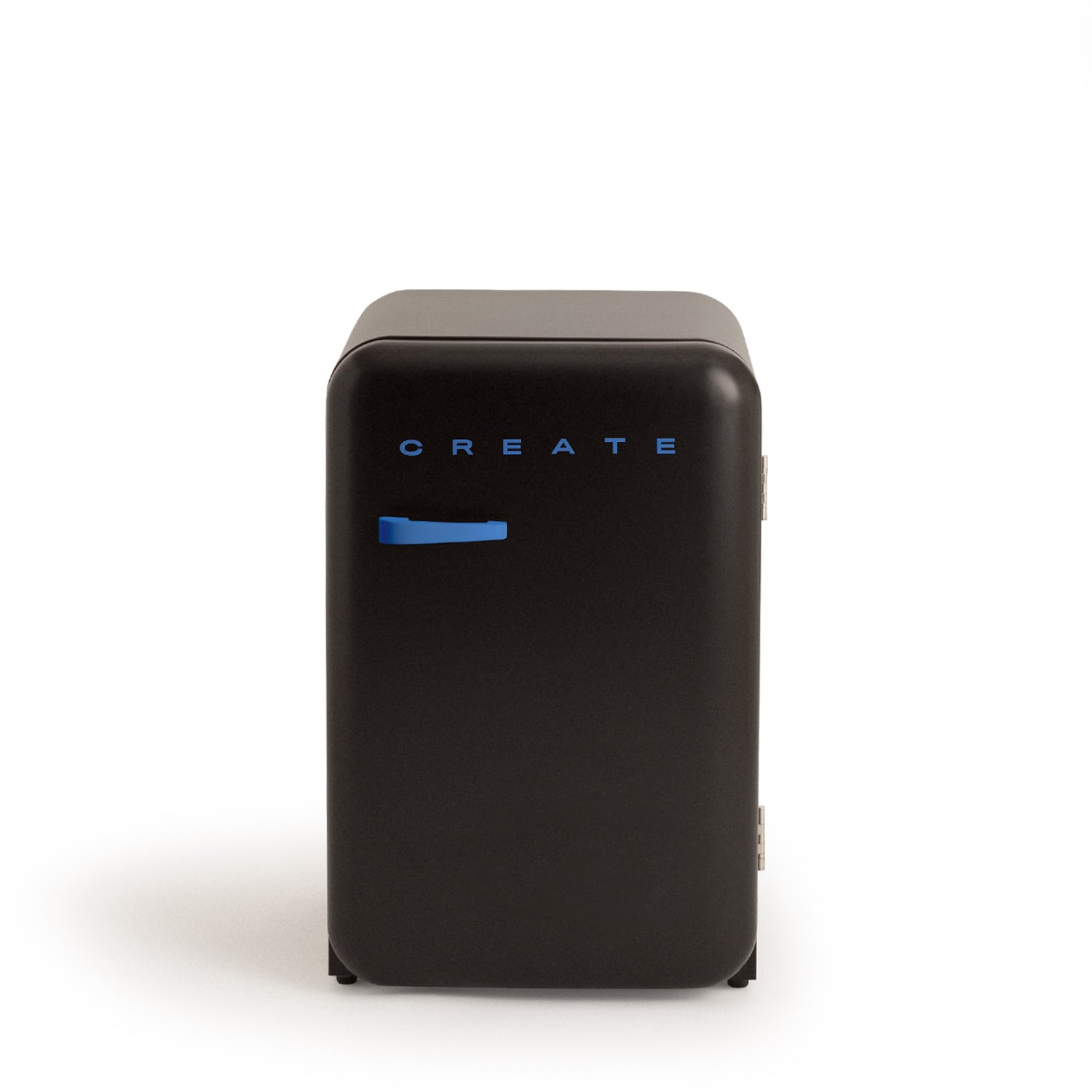 Un pequeño refrigerador negro con letras azules que dicen CREATE y un asa azul.