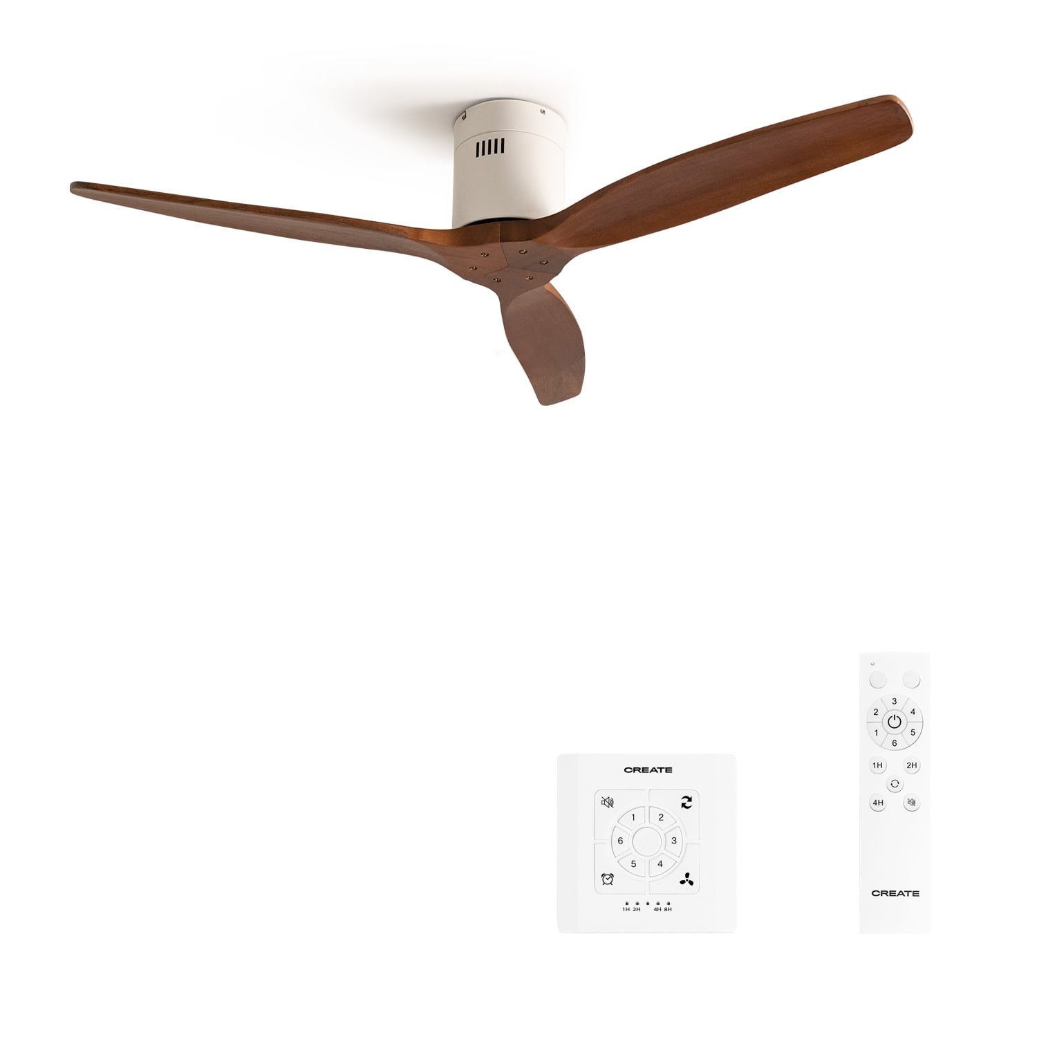 Ventilador de techo con aspas de madera y dos mandos a distancia sobre fondo blanco.