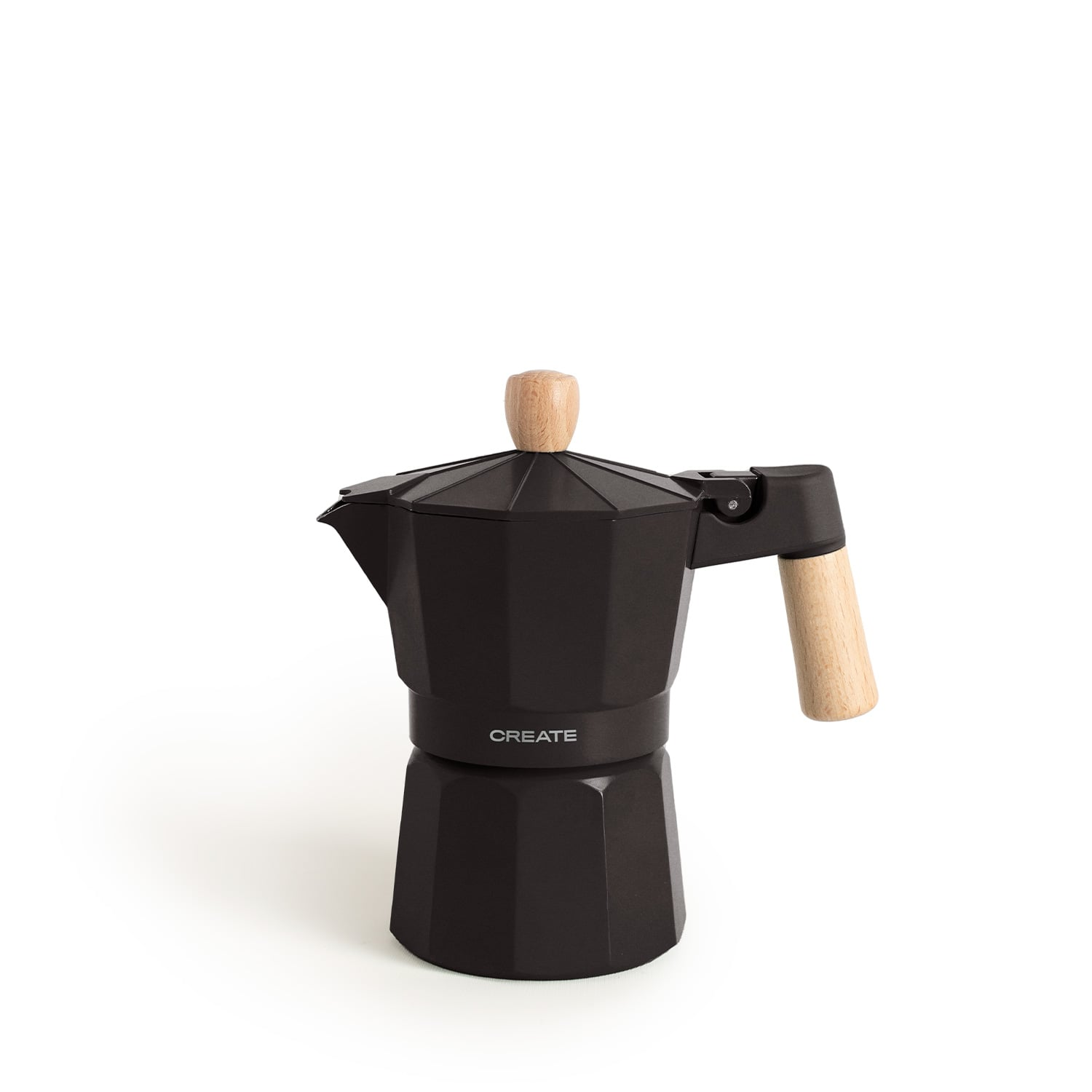 Cafetera negra con mango de madera sobre fondo blanco.