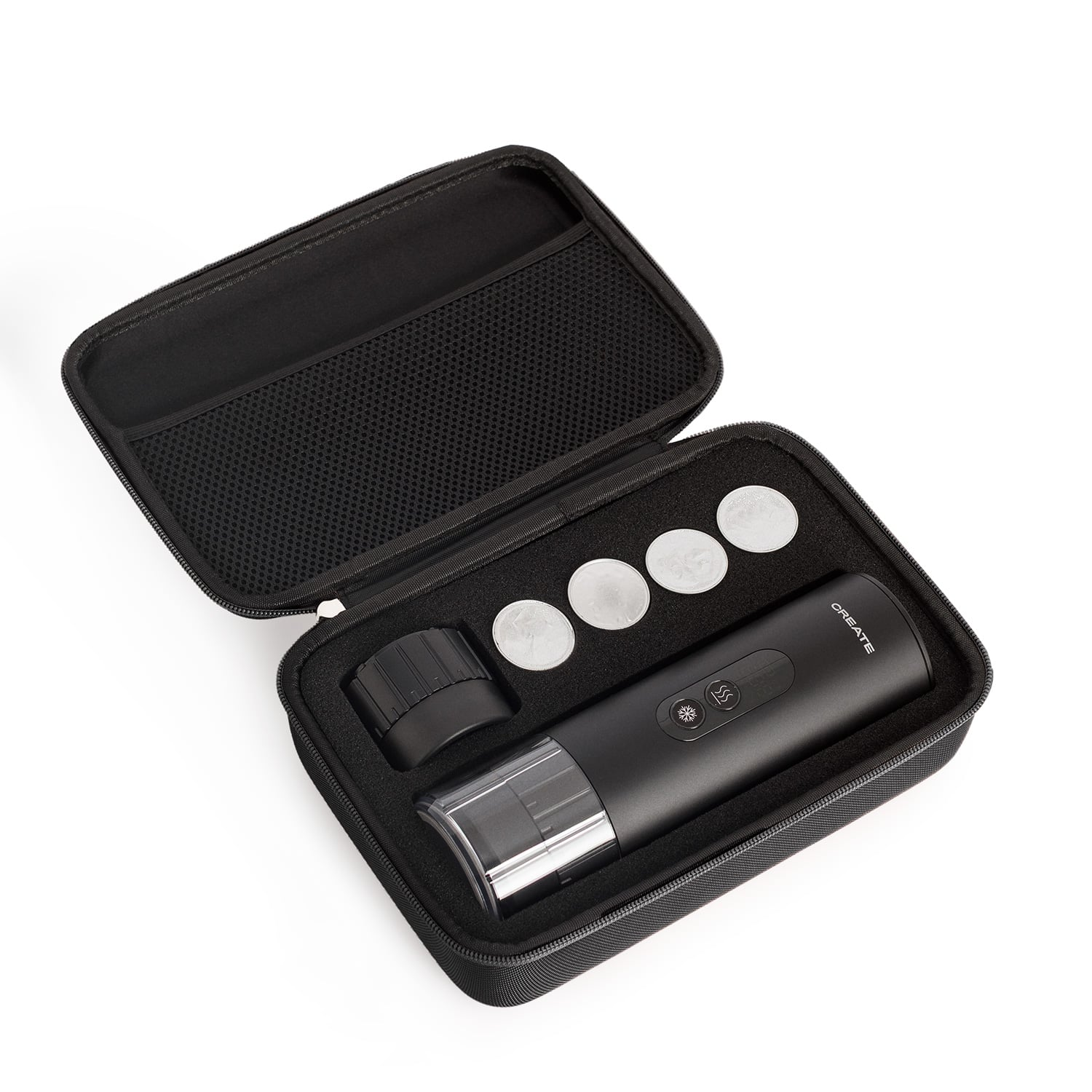 Funda negra con dispositivo electrónico negro, tapa y cuatro discos redondos plateados.