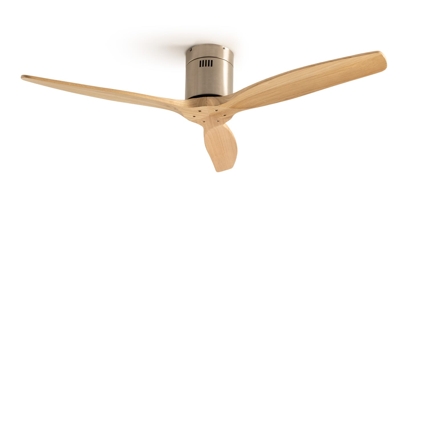 Un ventilador de techo moderno con tres aspas de madera y carcasa metálica.