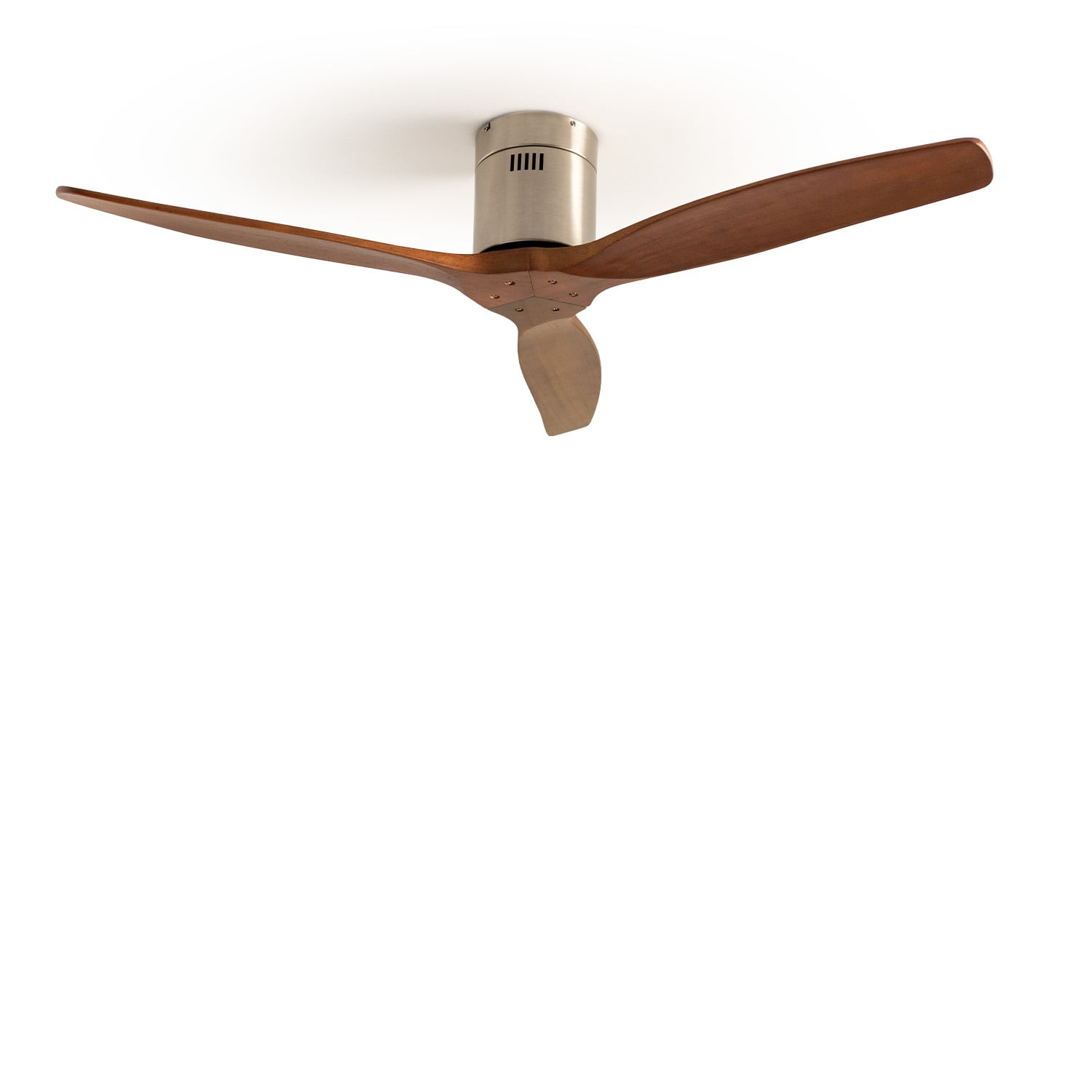 Un ventilador de techo con tres aspas de madera y carcasa metálica.