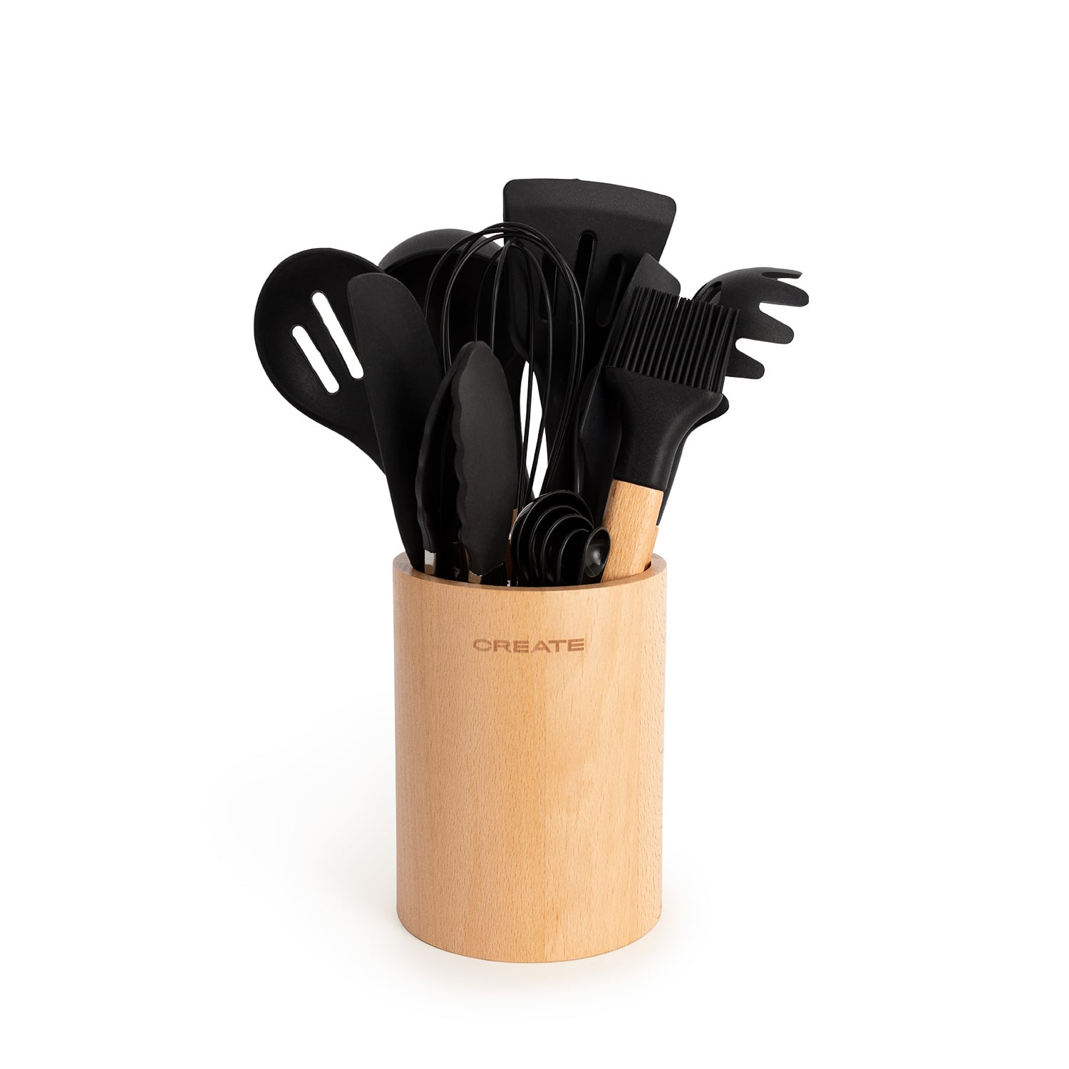 Utensilios de cocina negros en un soporte de madera con la etiqueta CREATE.