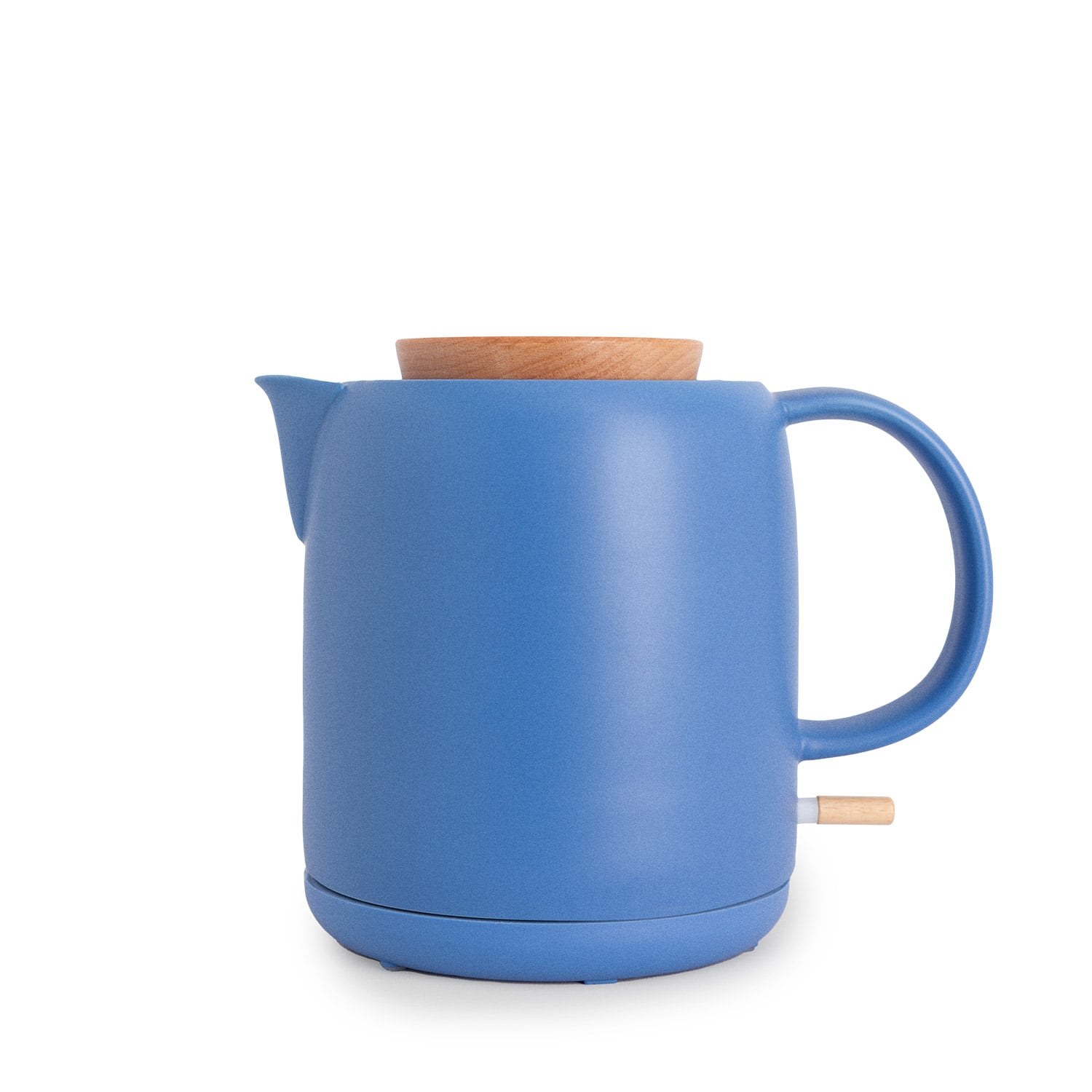 Una tetera azul con tapa y detalle de mango de madera.