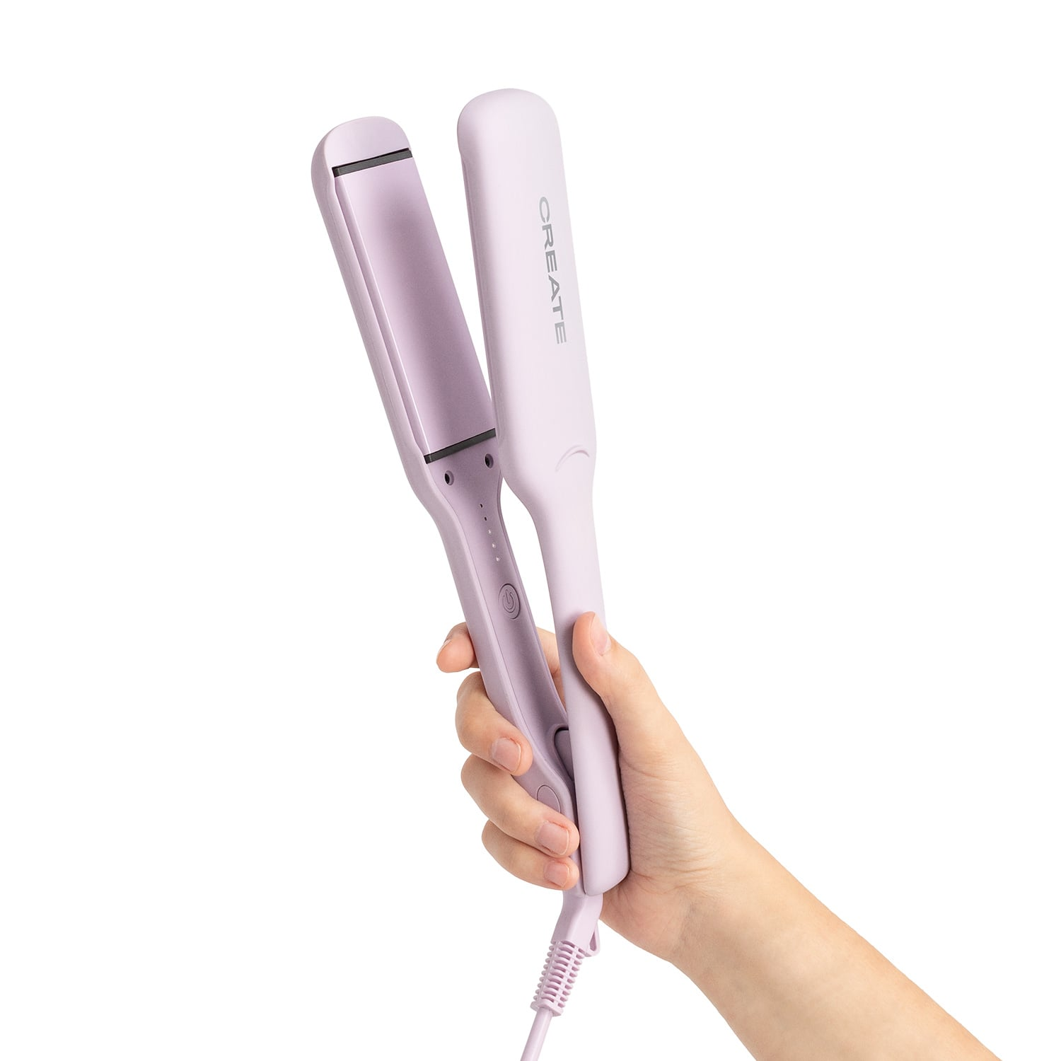 Una mano sostiene una plancha para el cabello morada clara con la marca CREATE.
