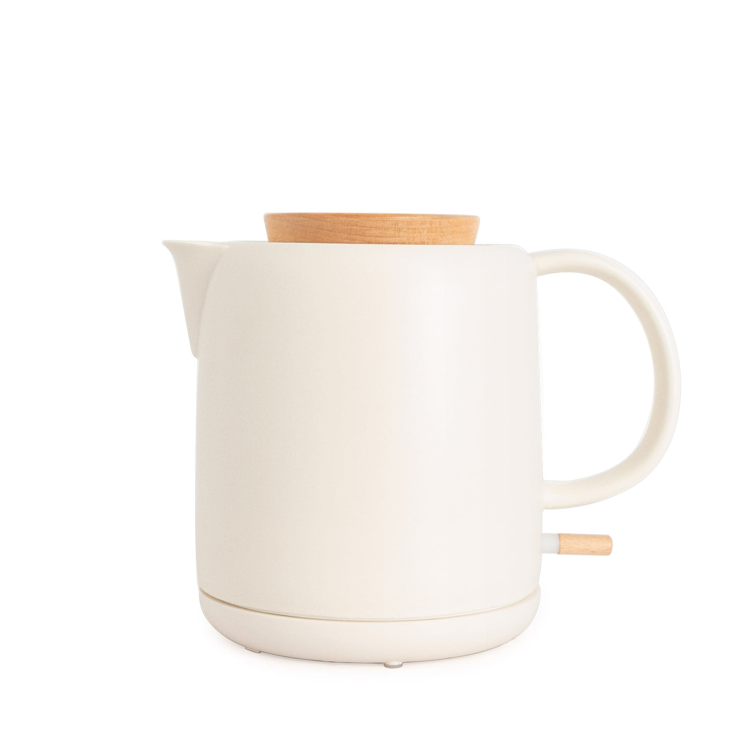 Una tetera color crema con tapa y asa de madera sobre fondo blanco.