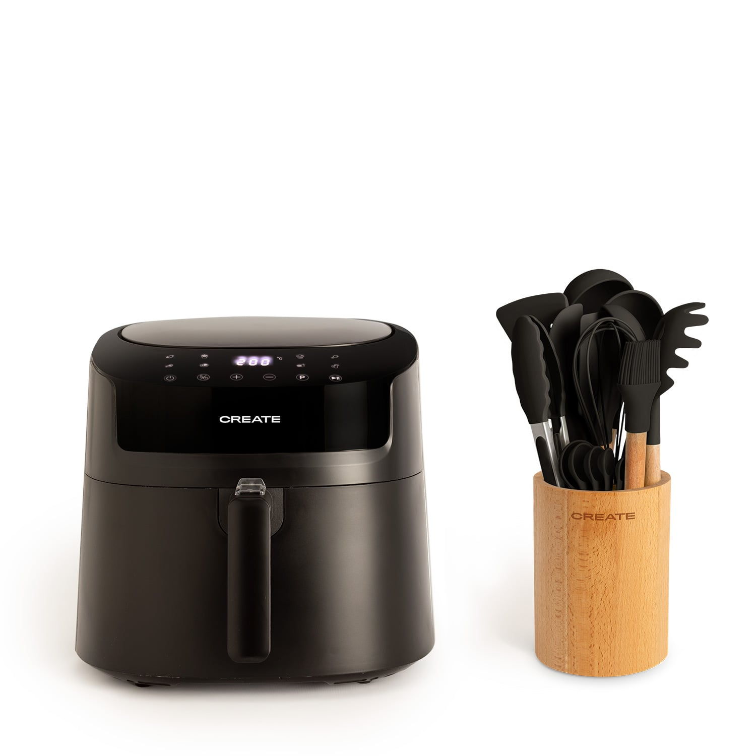 Freidora de aire digital negra junto a un soporte de madera con utensilios de cocina.