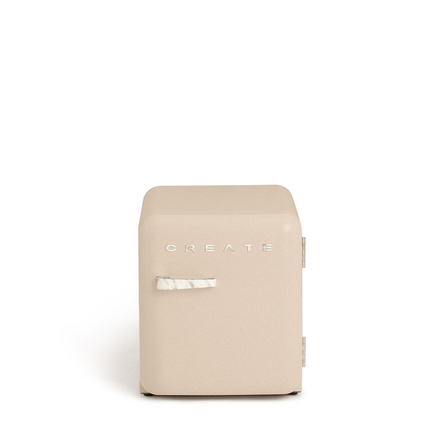 Una mini-nevera pequeña color crema con un asa de mármol y la palabra CREATE.