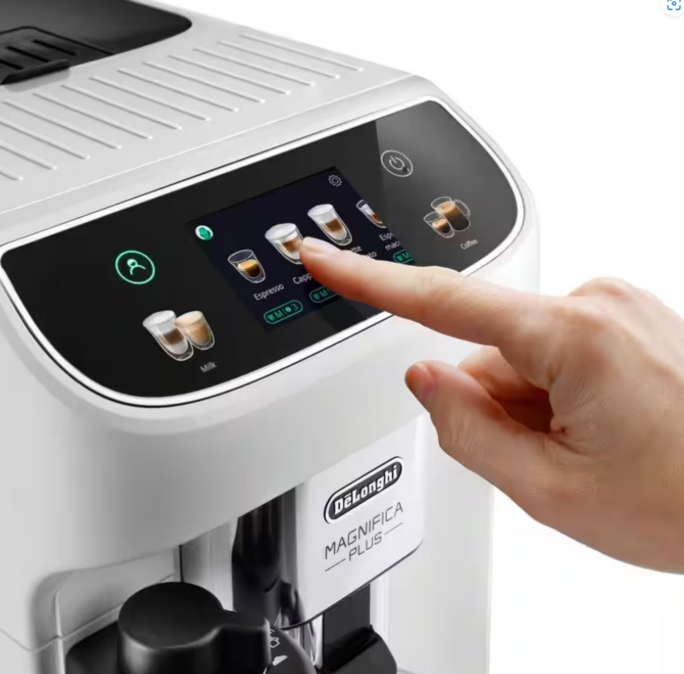 Ein Finger berührt ein weißes DeLonghi-Kaffeemaschinen-Display mit Getränkeoptionen.