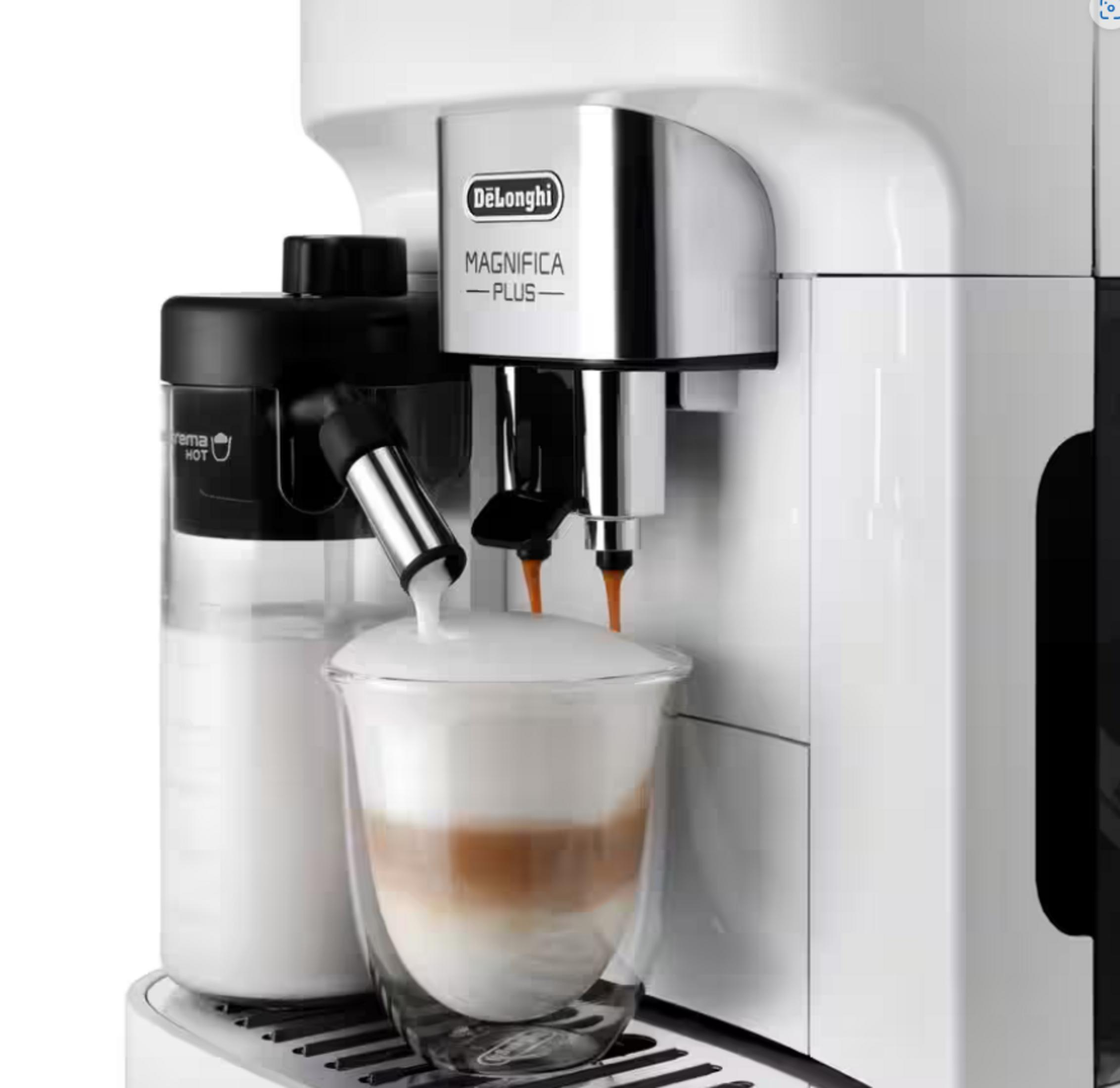 Eine weiße DeLonghi Kaffeemaschine brüht einen Latte Macchiato in ein Glas.