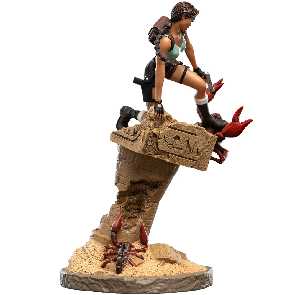 Lara Croft Figur auf Ruinen mit Skorpionen und Krabbe.