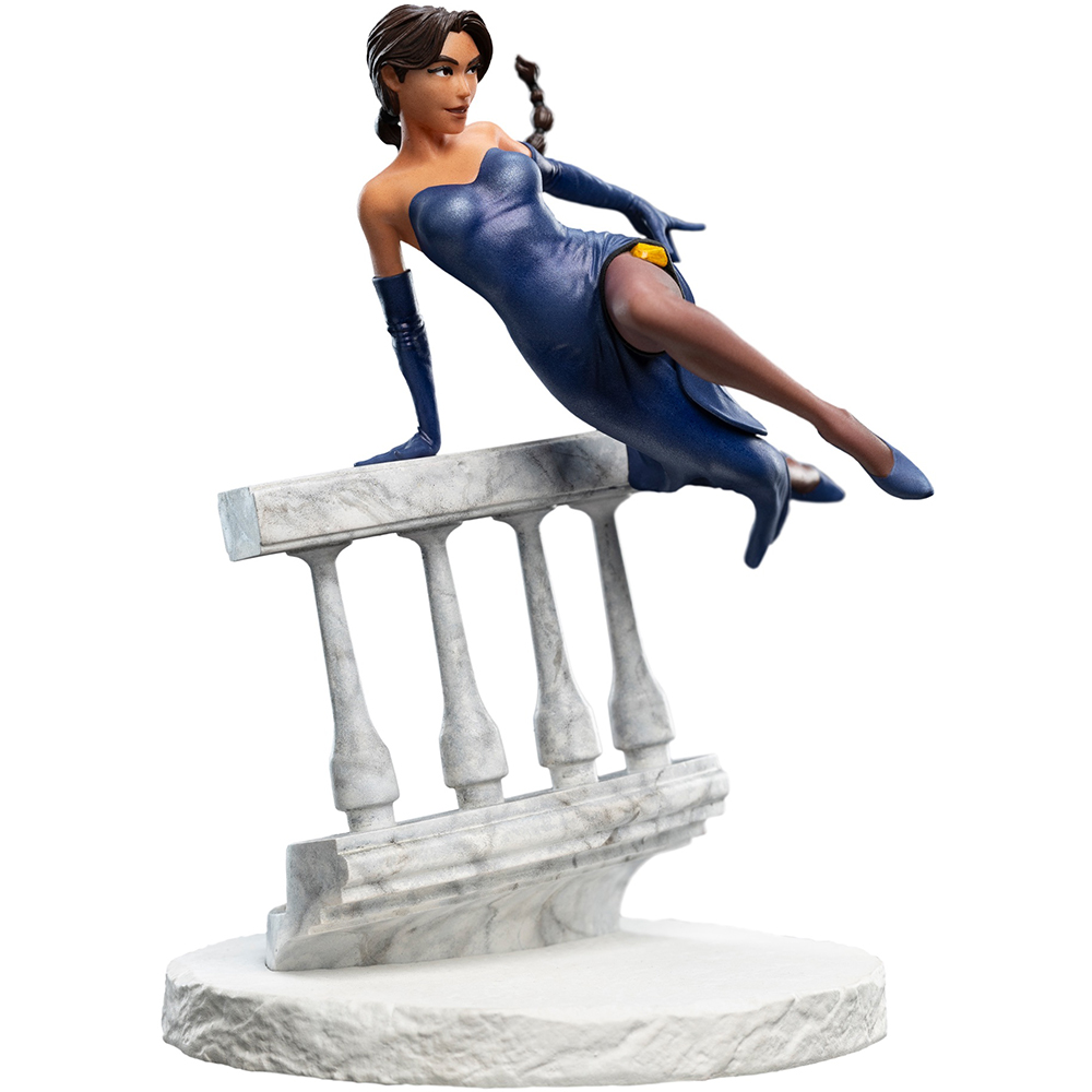 Eine Figur einer Frau in einem blauen Kleid, die auf einer Balustrade ruht.
